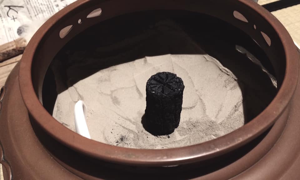 奈良　なら　nara 奈良県　奈良市　三五夜　さんごや　三五屋　茶道　茶の湯　茶道教室　表千家　茶室　にじり口　月釜　茶会　少人数　小寄せ　完全予約制　個室　風炉　炉　炭　炭点前　朝鮮風炉　土風炉　灰　灰型　灰作り　遠山　鱗灰　堂後茶道教室　畠春斎　畠春斉　高岡　釜師　釜　濃茶　続き薄　茶道具　茶道具店　茶道具販売　茶道具買取り　古美術店　古美術販売　古美術買取り　高値買取　乳鉢　鱗灰　JR奈良　近鉄奈良　徒歩2分　徒歩圏内　隠れ家　三網田