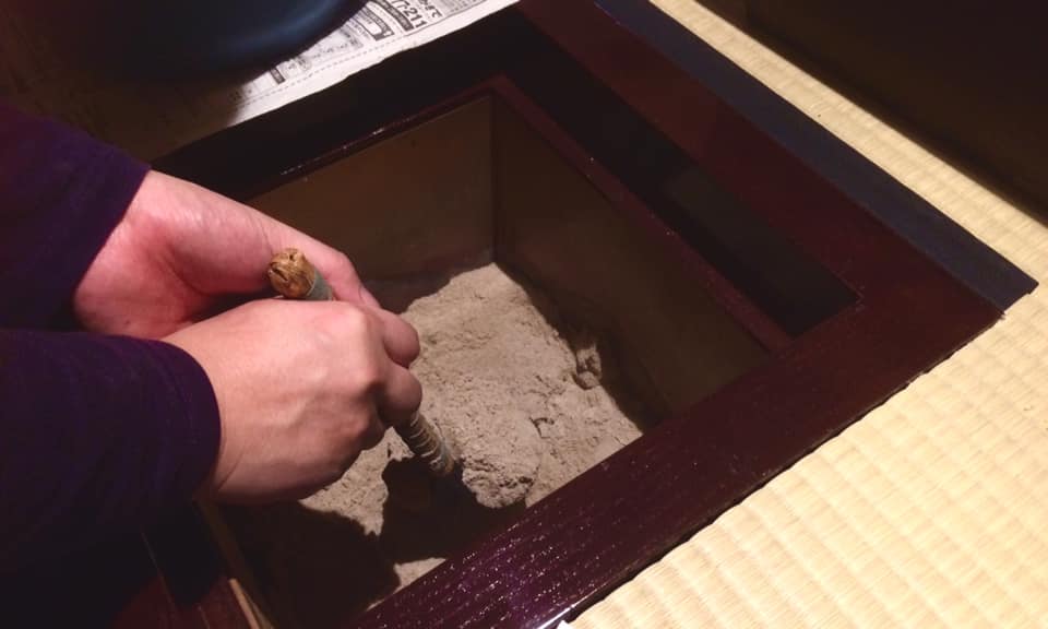 奈良 なら nara 三五夜 三五屋 さんごや 隠れ家 茶室 茶道 茶の湯 お茶 月釜 茶会 炉 釣釜 朝鮮風炉 畠春斎 雲龍釜 灰 茶家 灰仕舞い 炉仕舞い 灰の作り方 茶道教室 表千家 教室 煎茶道 煎茶道体験 煎茶体験 玉露 灰匙 助炭 焦げ縁 溜塗 桐 炉壇 三条町 JR奈良 近鉄奈良 徒歩2分 徒歩圏内 少人数 事前予約 完全予約制 プライベートサロン 個室使用 スペース貸し 和の空間 レンタルスペース スタジオ 撮影 写真 カメラ 撮影 三網田