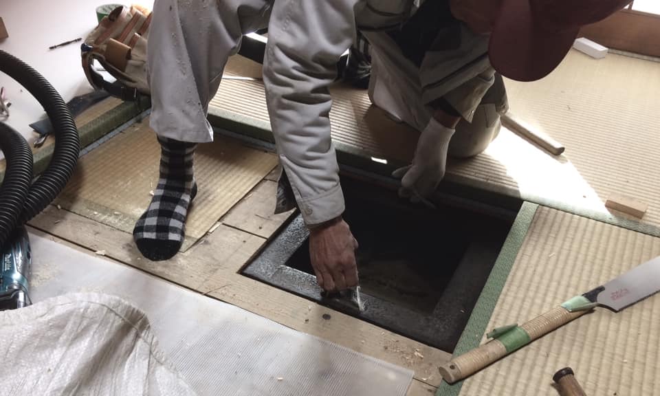 奈良　なら　nara　奈良市　奈良県　三五夜　三五屋　さんごや　sangoya 古民家　日本家屋　隠れ家　茶室　いじり口　小間　広間　月釜　茶会　お茶会　イベント　冬の奈良　奈良観光　お茶　茶の湯　抹茶　茶道教室　表千家　流派問わず　事前予約制　完全予約制　小寄せ茶会　大寄せ茶会　中止　座敷　書院　付書院　床の間　八畳間　書院の茶　武家茶道　古美術　骨董　アンティーク　茶道具　古美術店　骨董店　茶道具店　買取り　畳　釣り釜　濃茶　薄茶　上生菓子　和菓子　干菓子　初釜　結び柳　はなびら餅　花びら餅　三月　グランドオープン　炉開き　稽古　貸出し　貸スペース　貸教室　JR奈良　徒歩2分　奈良市三条町　三網田　障子　雪見障子　　炉壇　炉縁　蛭釘