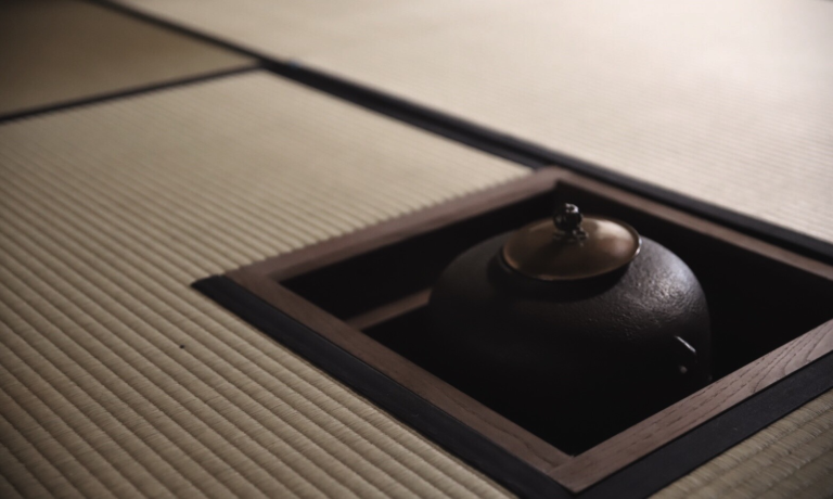 奈良　なら　nara 奈良市　奈良県　月釜　茶会　月釜　茶の湯　茶道　お茶　茶席　小寄せ　大寄せ　大茶会　炉開き　炉　風炉　茶室　にじり口　濃茶　薄茶　続き薄　上生菓子　和菓子　干菓子　丸久小山園　金輪　口切り　茶碗　赤膚焼　正倉院展　奈良国立博物館　秋　秋の奈良　観光　Gotoトラベル　Gotoキャンペーン　旅行　観光　紅葉　もみじ　銀杏　イチョウ　東大寺　南大門　興福寺　五重塔　若草山　鹿　三五夜　三五屋　さんごや　古美術　サロン　JR奈良　駅前　徒歩2分　近鉄奈良　徒歩圏内　錦秋　三条町　三網田　三条通り　春日大社　御蓋山　奈良盆地　風景　写真　カメラ