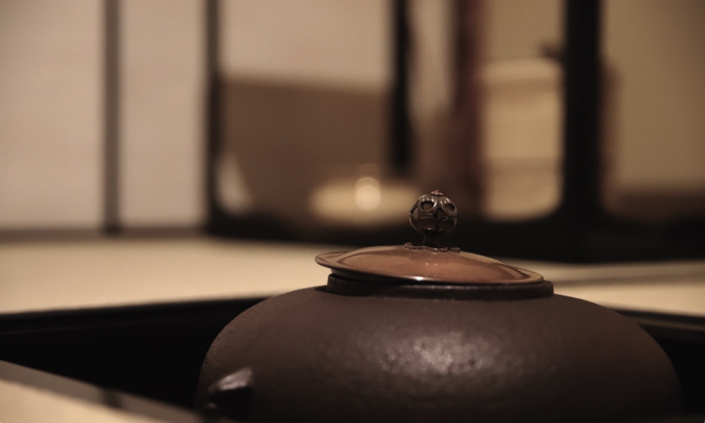 奈良　なら　nara 奈良市　奈良県　月釜　茶会　月釜　茶の湯　茶道　お茶　茶席　小寄せ　大寄せ　大茶会　炉開き　炉　風炉　茶室　にじり口　濃茶　薄茶　続き薄　上生菓子　和菓子　干菓子　丸久小山園　金輪　口切り　茶碗　赤膚焼　正倉院展　奈良国立博物館　秋　秋の奈良　観光　Gotoトラベル　Gotoキャンペーン　旅行　観光　紅葉　もみじ　銀杏　イチョウ　東大寺　南大門　興福寺　五重塔　若草山　鹿　三五夜　三五屋　さんごや　古美術　サロン　JR奈良　駅前　徒歩2分　近鉄奈良　徒歩圏内　錦秋　三条町　三網田　三条通り　春日大社　御蓋山　奈良盆地　風景　写真　カメラ