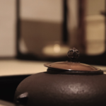 奈良　なら　nara 奈良市　奈良県　月釜　茶会　月釜　茶の湯　茶道　お茶　茶席　小寄せ　大寄せ　大茶会　炉開き　炉　風炉　茶室　にじり口　濃茶　薄茶　続き薄　上生菓子　和菓子　干菓子　丸久小山園　金輪　口切り　茶碗　赤膚焼　正倉院展　奈良国立博物館　秋　秋の奈良　観光　Gotoトラベル　Gotoキャンペーン　旅行　観光　紅葉　もみじ　銀杏　イチョウ　東大寺　南大門　興福寺　五重塔　若草山　鹿　三五夜　三五屋　さんごや　古美術　サロン　JR奈良　駅前　徒歩2分　近鉄奈良　徒歩圏内　錦秋　三条町　三網田　三条通り　春日大社　御蓋山　奈良盆地　風景　写真　カメラ