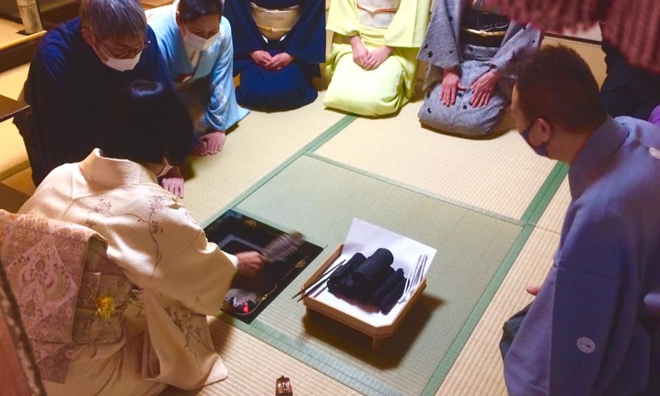 初釜 新年 新年会 奈良 茶道 体験 nara 三五夜 さんごや 三五屋 茶会 茶室 隠れ家 にじり口 炭 炉 掛軸 椿 ツバキ 茶道具 JR奈良駅 駅前 月釜 徒歩圏内 奈良県 奈良市 三網田 濃茶 薄茶 茶花 生花 待合 古橋尚 待合掛物 紫野洋道和尚 お多福の絵 賛 福寿喜多留 本席掛物 而妙斎筆懐紙 春風入寿盃 共箱 花入 真葛焼 龍耳付 尋牛斎結婚の折好 即中斎 花 香合 牛車 古橋尚 釜 政所姥口 春斎 炉縁 海松蒔絵 表朔 風炉先 南都 古瓦 拓本 腰 紹鴎棚 水指 萩 捻梅 而妙斎 坂倉新兵衛 茶入 膳所焼 銘 仙洞 大亀和尚 袋 イアルの牛 ひめゆり仕立(本年新調) 茶碗 即中斎好 黒赤嶋台一双 出帛紗 コプト 花盃文 薄茶器 柳蒔絵 平棗 而妙斎 茶碗 筒茶碗 玄鶴 無適斎 陶山 朝日焼 さゞれ石 即中斎 七十三世光斉 染付 十牛の図 徳泉 茶杓 興福院 徳明尼 神詣 共筒箱 建水 唐金 ヱフゴ形 蓋置 真葛焼 青交趾 三ッ人形 尋牛斎 菓子器 眞塗 縁高 菓子 福梅 萬林堂 干菓子器 輪花盆 即中斎 柳庵 干菓子 濃茶 雲鶴 丸久小山園 薄茶 又玄 丸久小山園 炭点前 炭台 表千家 教室 茶道教室 駅前 表千家茶道教室 奈良県 奈良市
