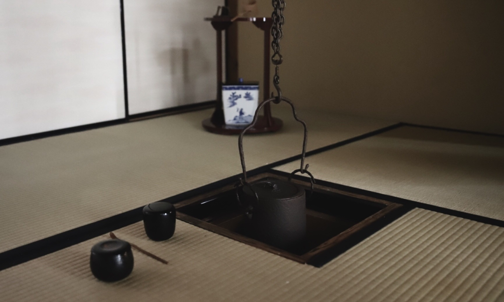 奈良 nara 三五夜 さんごや 三五屋 茶会 茶室 隠れ家 にじり口 炭 炉 掛軸 椿 ツバキ 茶道具 JR奈良駅 駅前 月釜 徒歩圏内 奈良県 奈良市 三網田 濃茶 薄茶 続き薄 茶道具 茶道具販売 上生菓子 和菓子 干菓子 茶の湯 丸久小山園 小人数 人気茶会 奈良散策 冬の奈良 ほっこり 少人数 ゆったり 弥生 中西与三郎 すはま オリジナル 佐保川 佐保姫 修二会 お水取り のりこぼし 包袱紗 東大寺 二月堂 良弁椿 練行衆 鞨鼓 鞨鼓胴花入 螺鈿細工 上司海雲 東大寺管長 206代 東大寺別当206世 海雲和尚 七難即滅七福即生 掛け軸 床の間 床飾り 設え しつらえ 古民家 近鉄奈良 染司よしおか 和紙 奈良青紫園 萬々堂通則 和菓子 上生菓子 差懸 中田文花 お松明 本席 小間茶室 床の間 春風吹花中 堀内宗心 兼中斎 茶掛け 東大寺古材 香合 割香合 二月堂焼印 松明花入れ 白鳳庵 橋本凝胤 和楽 碁器棗 釣り釜 釣釜