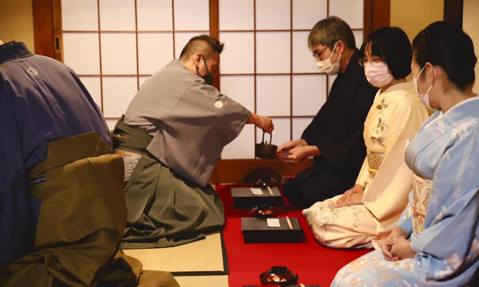 初釜 新年 新年会 奈良 茶道 体験 nara 三五夜 さんごや 三五屋 茶会 茶室 隠れ家 にじり口 炭 炉 掛軸 椿 ツバキ 茶道具 JR奈良駅 駅前 月釜 徒歩圏内 奈良県 奈良市 三網田 濃茶 薄茶 茶花 生花 待合 古橋尚 待合掛物 紫野洋道和尚 お多福の絵 賛 福寿喜多留 本席掛物 而妙斎筆懐紙 春風入寿盃 共箱 花入 真葛焼 龍耳付 尋牛斎結婚の折好 即中斎 花 香合 牛車 古橋尚 釜 政所姥口 春斎 炉縁 海松蒔絵 表朔 風炉先 南都 古瓦 拓本 腰 紹鴎棚 水指 萩 捻梅 而妙斎 坂倉新兵衛 茶入 膳所焼 銘 仙洞 大亀和尚 袋 イアルの牛 ひめゆり仕立(本年新調) 茶碗 即中斎好 黒赤嶋台一双 出帛紗 コプト 花盃文 薄茶器 柳蒔絵 平棗 而妙斎 茶碗 筒茶碗 玄鶴 無適斎 陶山 朝日焼 さゞれ石 即中斎 七十三世光斉 染付 十牛の図 徳泉 茶杓 興福院 徳明尼 神詣 共筒箱 建水 唐金 ヱフゴ形 蓋置 真葛焼 青交趾 三ッ人形 尋牛斎 菓子器 眞塗 縁高 菓子 福梅 萬林堂 干菓子器 輪花盆 即中斎 柳庵 干菓子 濃茶 雲鶴 丸久小山園 薄茶 又玄 丸久小山園 炭点前 炭台 表千家 教室 茶道教室 駅前 表千家茶道教室 奈良県 奈良市
点心席 つる由 和食 懐石料理
盃 日本酒 酒 堂後宗邑 堂後茶道教室
