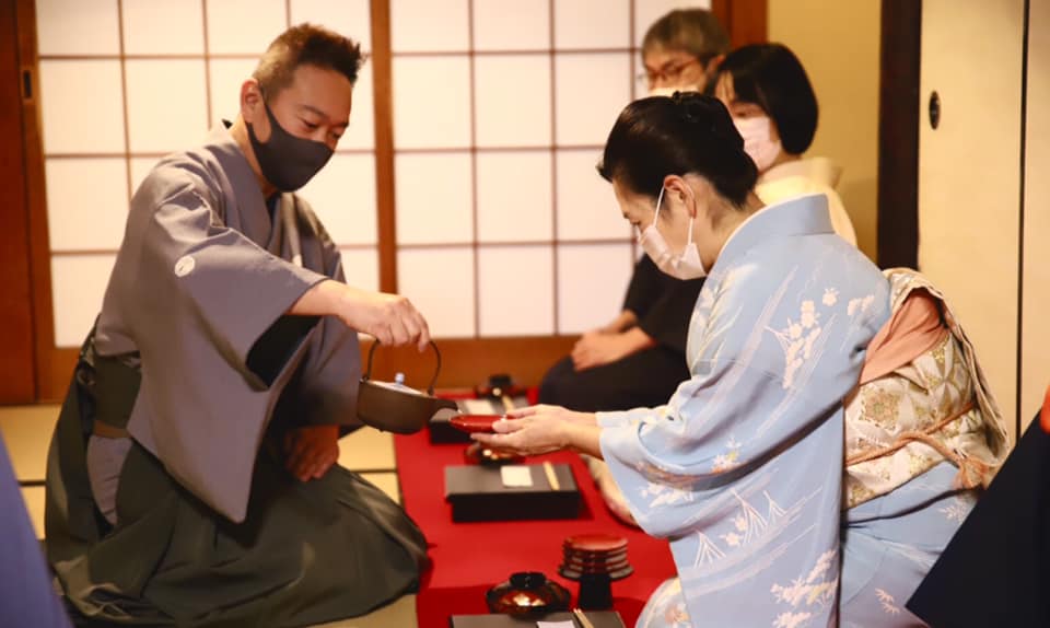 初釜 新年 新年会 奈良 茶道 体験 nara 三五夜 さんごや 三五屋 茶会 茶室 隠れ家 にじり口 炭 炉 掛軸 椿 ツバキ 茶道具 JR奈良駅 駅前 月釜 徒歩圏内 奈良県 奈良市 三網田 濃茶 薄茶 茶花 生花 待合 古橋尚 待合掛物 紫野洋道和尚 お多福の絵 賛 福寿喜多留 本席掛物 而妙斎筆懐紙 春風入寿盃 共箱 花入 真葛焼 龍耳付 尋牛斎結婚の折好 即中斎 花 香合 牛車 古橋尚 釜 政所姥口 春斎 炉縁 海松蒔絵 表朔 風炉先 南都 古瓦 拓本 腰 紹鴎棚 水指 萩 捻梅 而妙斎 坂倉新兵衛 茶入 膳所焼 銘 仙洞 大亀和尚 袋 イアルの牛 ひめゆり仕立(本年新調) 茶碗 即中斎好 黒赤嶋台一双 出帛紗 コプト 花盃文 薄茶器 柳蒔絵 平棗 而妙斎 茶碗 筒茶碗 玄鶴 無適斎 陶山 朝日焼 さゞれ石 即中斎 七十三世光斉 染付 十牛の図 徳泉 茶杓 興福院 徳明尼 神詣 共筒箱 建水 唐金 ヱフゴ形 蓋置 真葛焼 青交趾 三ッ人形 尋牛斎 菓子器 眞塗 縁高 菓子 福梅 萬林堂 干菓子器 輪花盆 即中斎 柳庵 干菓子 濃茶 雲鶴 丸久小山園 薄茶 又玄 丸久小山園 炭点前 炭台 表千家 教室 茶道教室 駅前 表千家茶道教室 奈良県 奈良市
点心席 つる由 和食 懐石料理
盃 日本酒 酒 堂後宗邑 堂後茶道教室