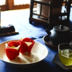 奈良　なら　nara 隠れ家　三五夜　さんごや　三五屋　煎茶道　煎茶体験　煎茶道体験　イベント　茶会　月釜　茶室　出張イベント　茶会　煎茶会　和室　和のイベント　春　ならまち　奈良町　ならまちミレー　西洋アンティーク　雑貨店　作家物　うつわ　器　ミレーの庭　原田譲　小林裕之・希　ガラス　ガラス作家　やきもの　陶芸　京都　茨城県　城里町　定窯　陽刻　宋　白磁　白瓷　和菓子　青洋　わがしみせ　せいよう　老松　吹きガラス　玉露　お茶　奈良県　奈良市　JR奈良　近鉄奈良　徒歩圏　徒歩2分　にじり口　三網田