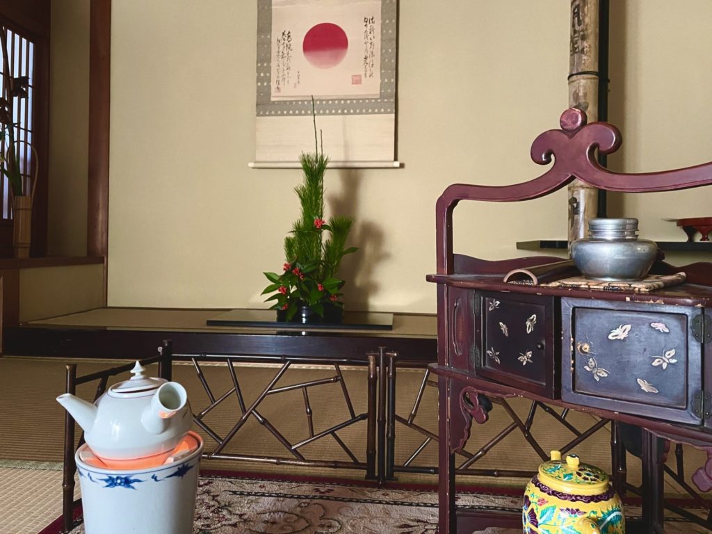 初詣　壬寅　新年　令和四年　令和年4年　寅年　和室　茶室　にじり口　小間　小寄せ茶会　完全予約制　仕事納め　奈良　なら nara 　奈良市　奈良県　JR奈良　奈良駅　JR沿線　近鉄沿線　駅前　駅近　徒歩2分　古民家　隠れ家　三条通り　徒歩圏内　古都　教室　和の教室　お稽古　習い事　文化教室　和文化　和文化サロン　サロン　茶道教室　茶道　茶の湯　お茶　表千家　表千家茶道教室　いけばな　生け花　生花　華道　いけばな教室　生花教室　花は野にあるように　皇室　文秀女王　正月花　松　千両　スワエ　ズワエ　梅　枝若松　万年青　オモト　葉組み　雅楽　雅楽教室　おけいこががく　鳳笙　笙　ひちりき　篳篥　龍笛　竜笛　宮内庁楽部　世界無形文化遺産　　週一回　マンツーマン　少人数　予約　予約制　個人レッスン　体験　茶事教室　お稽古茶事　　奈良市三条町　正月　初釜　　