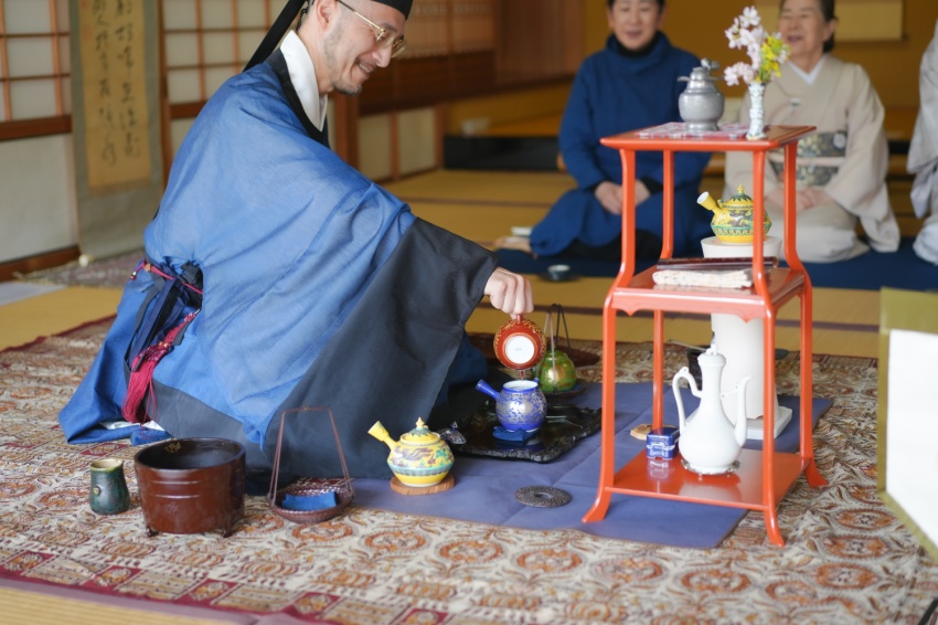 奈良 なら nara
奈良市 ならまち
珠光茶会 奈良町にぎわいの家
茶会 煎茶会
煎茶 お茶
茶道 茶室
煎茶道具 旧正月
春節 山水画
文人画 明王朝
漢服
三五夜 さんごや
煎茶体験 奈良駅
jr奈良 駅前
徒歩2分 #古民家
趣向茶会 しゅこう 月釜 茶会 小寄せ茶会 小間 にじり口 本格的 茶道 茶の湯 茶事 茶道具 薄茶器 奈良道具 練釜 茶会 小寄せ茶会 小間 にじり口 本格的 茶道 茶の湯 茶事 茶道具 薄茶器 奈良道具 奈良 なら nara 奈良市 奈良県 三五夜 三五屋 さんごや sangoya 古民家 日本家屋 隠れ家 茶室 いじり口 小間 広間 月釜 茶会 お茶会 イベント 冬の奈良 奈良観光 お茶 茶の湯 抹茶 茶道教室 表千家 流派問わず 事前予約制 完全予約制 小寄せ茶会 大寄せ茶会 中止 座敷 書院 付書院 床の間 八畳間 書院の茶 武家茶道 古美術 骨董 アンティーク 茶道具 古美術店 骨董店 茶道具店 買取り 畳 釣り釜 濃茶 薄茶 上生菓子 和菓子 干菓子 稽古 貸出し 貸スペース 貸教室 JR奈良 徒歩2分 奈良市三条町 三網田 障子 雪見障子 数寄屋造り 茶庭 庭 坪庭 ならまちセンター 茶道教室 表千家 表千家茶道教室 教室 お稽古 お稽古場 習い事 和の習い事 和のお稽古 伝統文化 玉露 真清水蔵六 葉盆 鎌倉彫 茶托 錫 古錫 木瓜型茶托 魚子彫り 金工 清代 中華民国 台湾茶 中国茶 茶芸 姫路文学館 望景亭 GALLERYとーく 大橋ひろ美 みせばやな 茶会 桜 観桜会 姫路城 姫路市 奥島圭二 ガラス ガラス作家 アート Teateaceremony tea 嘉集庵 ペーズリー カシミール織 カシミールショール 茶具敷 煎茶道具 黄檗山 萬福寺 直翁 玉露 煎茶席 煎茶会 煎茶道 杭州棚 やなぎのにわ京菓子店 干菓子 手力盆 根来塗 室礼 しつらえ しつらえ師 茶花 貝母 バイモユリ 雪柳 ユキヤナギ 明代 衣装 装束 時代衣装 文人 文人趣味 煎茶室 白浜久美子 写真家 フォトグラファー photographer