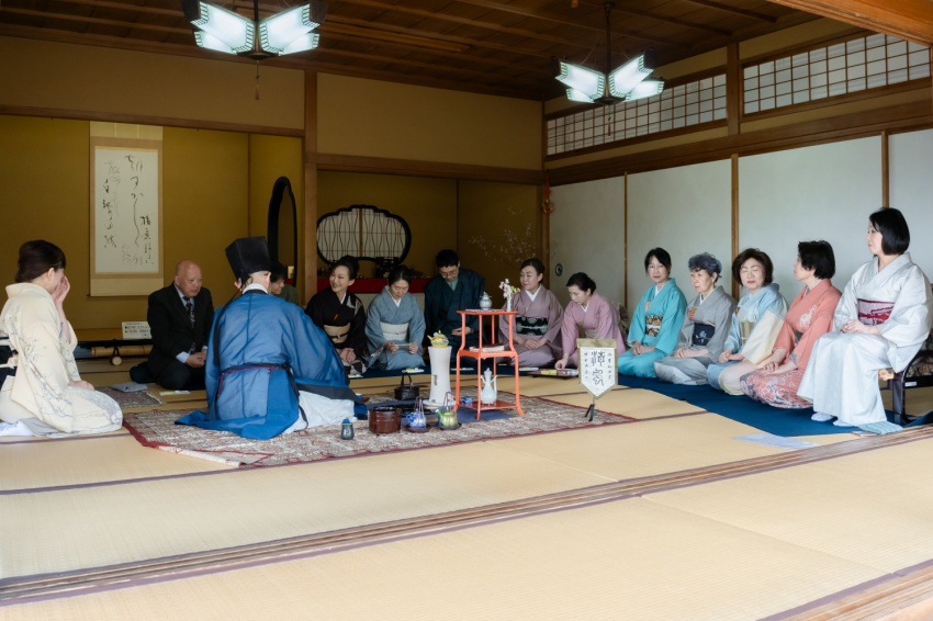 奈良 なら nara
奈良市 ならまち
珠光茶会 奈良町にぎわいの家
茶会 煎茶会
煎茶 お茶
茶道 茶室
煎茶道具 旧正月
春節 山水画
文人画 明王朝
漢服
三五夜 さんごや
煎茶体験 奈良駅
jr奈良 駅前
徒歩2分 #古民家
趣向茶会 しゅこう 月釜 茶会 小寄せ茶会 小間 にじり口 本格的 茶道 茶の湯 茶事 茶道具 薄茶器 奈良道具 練釜 茶会 小寄せ茶会 小間 にじり口 本格的 茶道 茶の湯 茶事 茶道具 薄茶器 奈良道具 奈良 なら nara 奈良市 奈良県 三五夜 三五屋 さんごや sangoya 古民家 日本家屋 隠れ家 茶室 いじり口 小間 広間 月釜 茶会 お茶会 イベント 冬の奈良 奈良観光 お茶 茶の湯 抹茶 茶道教室 表千家 流派問わず 事前予約制 完全予約制 小寄せ茶会 大寄せ茶会 中止 座敷 書院 付書院 床の間 八畳間 書院の茶 武家茶道 古美術 骨董 アンティーク 茶道具 古美術店 骨董店 茶道具店 買取り 畳 釣り釜 濃茶 薄茶 上生菓子 和菓子 干菓子 稽古 貸出し 貸スペース 貸教室 JR奈良 徒歩2分 奈良市三条町 三網田 障子 雪見障子 数寄屋造り 茶庭 庭 坪庭 ならまちセンター 茶道教室 表千家 表千家茶道教室 教室 お稽古 お稽古場 習い事 和の習い事 和のお稽古 伝統文化 玉露 真清水蔵六 葉盆 鎌倉彫 茶托 錫 古錫 木瓜型茶托 魚子彫り 金工 清代 中華民国 台湾茶 中国茶 茶芸 姫路文学館 望景亭 GALLERYとーく 大橋ひろ美 みせばやな 茶会 桜 観桜会 姫路城 姫路市 奥島圭二 ガラス ガラス作家 アート Teateaceremony tea 嘉集庵 ペーズリー カシミール織 カシミールショール 茶具敷 煎茶道具 黄檗山 萬福寺 直翁 玉露 煎茶席 煎茶会 煎茶道 杭州棚 やなぎのにわ京菓子店 干菓子 手力盆 根来塗 室礼 しつらえ しつらえ師 茶花 貝母 バイモユリ 雪柳 ユキヤナギ 明代 衣装 装束 時代衣装 文人 文人趣味 煎茶室 白浜久美子 写真家 フォトグラファー photographer
