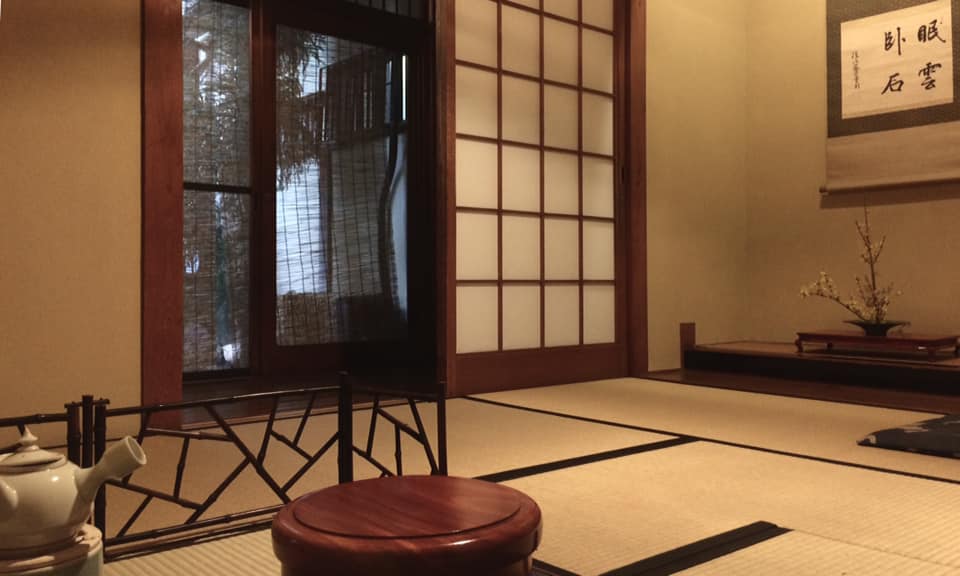 奈良　なら　nara 奈良市　三五夜　さんごや　三五屋　sangoya　隠れ家　古民家　和室　茶道　煎茶道　茶の湯　お茶　煎茶　玉露　煎茶道体験　体験　奈良観光　名所　和のお稽古　お稽古　習い事　教室　伝統文化　お点前　茶櫃　茶びつ　煎茶道具　茶道具　徳大寺実則　西園寺公望　住友春緑　眠雲臥石　文人趣味　文人　掛軸　床の間　いけばな　レンギョウ　サクラ　れんぎょう　さくら　春の奈良　花の名所　売茶翁　奈良県　JR奈良　徒歩2分　駅前　近鉄奈良　徒歩圏内　三条通り　三条町　三網田　骨董屋　茶道具店　アンティークショップ　完全予約制　事前予約制　予約制　個室　プライベートレッスン　なごみ　ほっこり　のんびり　