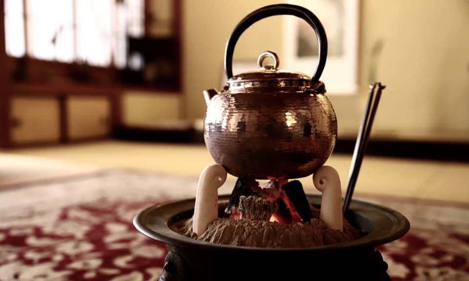 奈良市　奈良　なら 　　nara　奈良県　月釜　茶会　茶道　茶の湯　お茶　お茶会　イベント　サンゴヤ
三五夜　三五屋　さんごや　古民家　骨董　骨董店　アンティークショップ　料亭　茶道教室　華道教室　いけばな　雅楽　雅楽教室　村田珠光　珠光茶会　2020　12月　師走　万葉集　万葉創作画　奧山永見古　柿本人麻呂　　安騎野　万葉集　宇陀市　大宇陀　安騎野猟遊歌　柿本人麻呂　人麻呂公園　大宇陀　東の野にかぎろひの立つ　東の野に炎の立つ見て かへりて見れば月傾きぬ　東野炎立所見而反見為者月西渡　風炉先屏風　風炉先　小四方棚　即中斎　水指　大棗　表千家　東大寺　二月堂　12月31日　かぎろひ　三英堂　季子ごよみ　松江　干菓子　淡雪羹　安倍文珠院　五芒星　落雁　桜井　善哉　ぜんざい　上生菓子　お菓子　濃茶　各服点て　薄茶　続き薄　丸久小山園　金輪　獅子頭　シシガシラ　椿　ツバキ　シモツケ　掛花　信楽焼　待合　舒明天皇　夕されば小倉の山に鳴く鹿は今夜は鳴かず寝にけらしも　小倉山　万葉絵合わせかるた　かるた　瓶掛　銀瓶　南鐐　香煎　生姜糖　JR奈良　駅前　徒歩
分　三条町　三網田　s茶事　事前予約制　カフェ　完全予約制　個室　煎茶道　煎茶体験　玉露　煎茶　にじり口　炉　利休型　畠春斎　釜師　近鉄奈良　徒歩圏内　隠れ家　サロン　坪庭　お水取り　松明　篭松明　