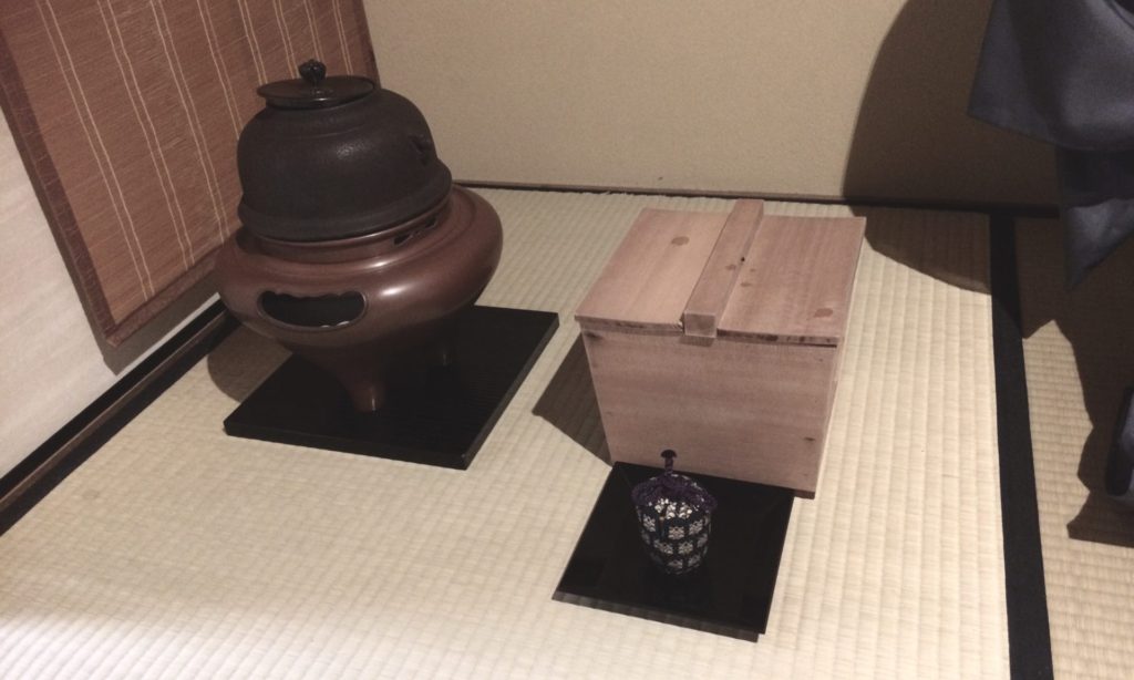 盆点 相伝物 COVID-19 非接触型体温計 体温計 検温 検温チェック コロナ対策 コロナに負けるな CO PayPay使えます 三五夜 さんごや 三五屋 奈良 なら nara 奈良市 奈良県 茶道 茶の湯 お茶 茶道教室 表千家 表千家茶道教室 堂後茶道教室 堂後宗邑 茶室 にじり口 茶会 月釜 小寄せ 少人数 予約制 事前予約 マンツーマン JR奈良 駅前 徒歩2分 近鉄奈良 徒歩圏内 三条町 三網田 隠れ家 古民家 坪庭 ペイペイ PayPay キャッシュレス キャッシュレス決済 非接触型 キャッシュレス支払い 古美術店 三条町 茶道具店 古道具店 リサイクル店
