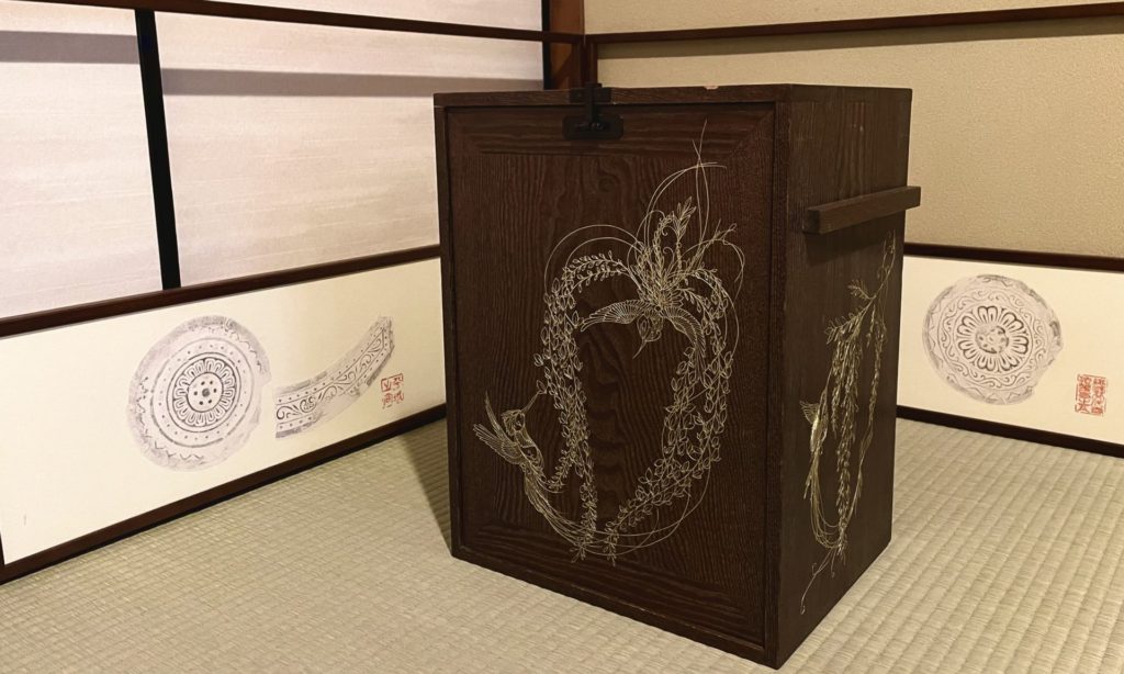 奈良　なら　nara　三五夜　三五屋　さんごや　sangoya　隠れ家　サロン　茶の湯　茶道　煎茶道　煎茶道体験　煎茶道教室　教室　和の稽古　お稽古　習い事　茶会　月釜　濃茶　各服点て　薄茶　上生菓子　干菓子　和菓子　ほっこり　のんびり　奈良の秘密スポット　JR奈良　奈良駅　旧奈良駅駅舎　駅前　駅近　徒歩2分　徒歩圏内　古民家　古民家リノベーション　改装　和室　大正レトロ　レトロモダン　料亭　茶室　にじり口　小間　広間　座敷　茶事　表千家茶道　表千家茶道教室　古典　奈良市三条町　伝統　茶道具　　アフターコロナ　感染予防対策　ワクチン接種済　ワクチン接種証明　炉　炉終い　奈良の春　濃茶　侘び寂び　侘茶　わび　奈良の旅　　　2022年　夘月　奈良観光　春の奈良　　趣向　設え　少人数　個室　予約制　宇治茶　高級抹茶　石賀直之　切り絵　切り絵作家　芸術　アーティスト　旅箪笥　透木釜　藤　フジ　藤の花　野点　奧山永見古　万葉創作画　万葉集　大伴四綱　藤波の花は盛りになりにけり　平城の京を思ほすや君　大宰府　大伴旅人　令和　写真家　奈良名所