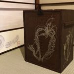 奈良　なら　nara　三五夜　三五屋　さんごや　sangoya　隠れ家　サロン　茶の湯　茶道　煎茶道　煎茶道体験　煎茶道教室　教室　和の稽古　お稽古　習い事　茶会　月釜　濃茶　各服点て　薄茶　上生菓子　干菓子　和菓子　ほっこり　のんびり　奈良の秘密スポット　JR奈良　奈良駅　旧奈良駅駅舎　駅前　駅近　徒歩2分　徒歩圏内　古民家　古民家リノベーション　改装　和室　大正レトロ　レトロモダン　料亭　茶室　にじり口　小間　広間　座敷　茶事　表千家茶道　表千家茶道教室　古典　奈良市三条町　伝統　茶道具　　アフターコロナ　感染予防対策　ワクチン接種済　ワクチン接種証明　炉　炉終い　奈良の春　濃茶　侘び寂び　侘茶　わび　奈良の旅　　　2022年　夘月　奈良観光　春の奈良　　趣向　設え　少人数　個室　予約制　宇治茶　高級抹茶　石賀直之　切り絵　切り絵作家　芸術　アーティスト　旅箪笥　透木釜　藤　フジ　藤の花　野点　奧山永見古　万葉創作画　万葉集　大伴四綱　藤波の花は盛りになりにけり　平城の京を思ほすや君　大宰府　大伴旅人　令和　写真家　奈良名所