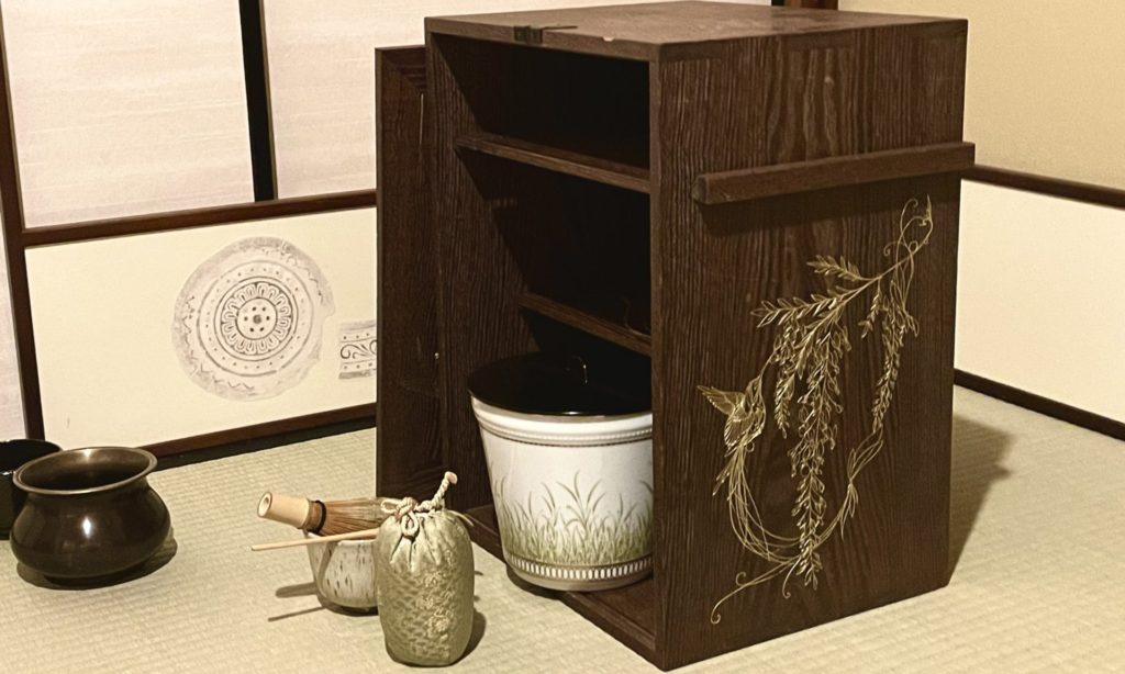奈良 なら nara 三五夜 三五屋 さんごや sangoya 隠れ家 サロン 茶の湯 茶道 煎茶道 煎茶道体験 煎茶道教室 教室 和の稽古 お稽古 習い事 茶会 月釜 濃茶 各服点て 薄茶 上生菓子 干菓子 和菓子 ほっこり のんびり 奈良の秘密スポット JR奈良 奈良駅 旧奈良駅駅舎 駅前 駅近 徒歩2分 徒歩圏内 古民家 古民家リノベーション 改装 和室 大正レトロ レトロモダン 料亭 茶室 にじり口 小間 広間 座敷 茶事 表千家茶道 表千家茶道教室 古典 奈良市三条町 伝統 茶道具 アフターコロナ 感染予防対策 ワクチン接種済 ワクチン接種証明 炉 炉終い 奈良の春 濃茶 侘び寂び 侘茶 わび 奈良の旅 2022年 夘月 奈良観光 春の奈良 趣向 設え 少人数 個室 予約制 宇治茶 高級抹茶 石賀直之 切り絵 切り絵作家 芸術 アーティスト 旅箪笥 透木釜 藤 フジ 藤の花 野点 奧山永見古 万葉創作画 万葉集 大伴四綱 藤波の花は盛りになりにけり 平城の京を思ほすや君 大宰府 大伴旅人 令和 写真家 奈良名所