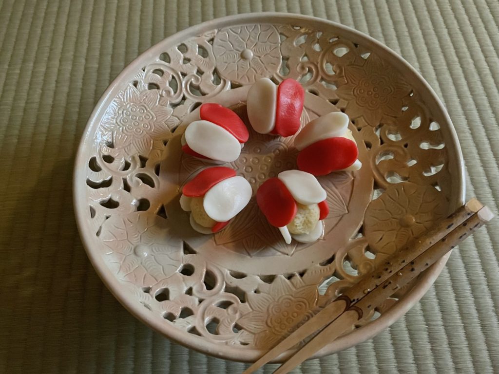 富士山 本阿弥光悦 棗濃茶 三木玉真 棗濃茶 袋棗 奈良 なら nara 三五夜 三五屋 さんごや sangoya 隠れ家 サロン 茶の湯 茶道 煎茶道 煎茶道体験 煎茶道教室 教室 和の稽古 お稽古 習い事 茶会 月釜 濃茶 各服点て 薄茶 上生菓子 干菓子 和菓子 ほっこり のんびり 奈良の秘密スポット JR奈良 奈良駅 旧奈良駅駅舎 駅前 駅近 徒歩2分 徒歩圏内 古民家 古民家リノベーション 改装 和室 大正レトロ レトロモダン 料亭 茶室 にじり口 小間 広間 座敷 茶事 表千家茶道 表千家茶道教室 古典 奈良市三条町 伝統 茶道具 アフターコロナ 感染予防対策 ワクチン接種済 ワクチン接種証明 炉 名残 師走 奈良の冬 濃茶 侘び寂び 侘茶 わび 奈良の旅 珠光茶会2022中止 珠光茶会2022 如月 奈良観光 冬の奈良 趣向 設え 少人数 個室 予約制 加茂自然農園 恭仁の昔 有機栽培抹茶 自然農法 有機抹茶 辻喜 宇治茶 内閣総理大臣賞 高級抹茶 アサヒ お水取り 東大寺修二会 竹 松明 炉縁 上野道善 煤竹 茶杓 梵字 若狭井 萬々堂 萬々堂道則 糊こぼし 椿の和菓子 和菓子 奈良銘菓 尾西楽斎 赤膚焼