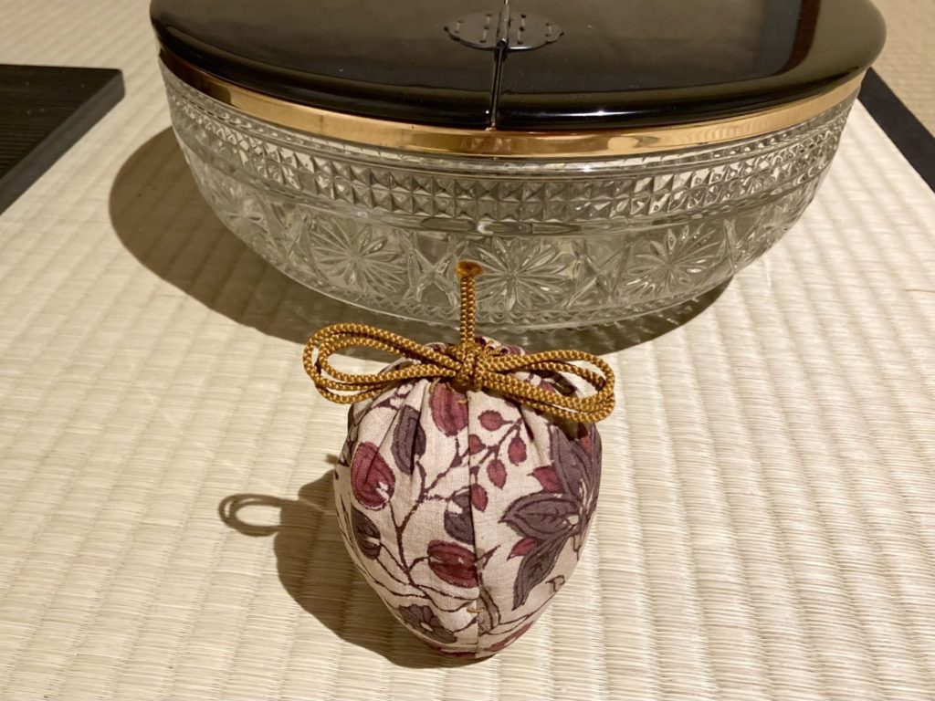 奈良 なら nara 三五夜 三五屋 さんごや sangoya 隠れ家 サロン 茶の湯 茶道 煎茶道 煎茶道体験 煎茶道教室 教室 和の稽古 お稽古 習い事 茶会 月釜 濃茶 各服点て 薄茶 上生菓子 干菓子 和菓子 ほっこり のんびり 奈良の秘密スポット JR奈良 奈良駅 旧奈良駅駅舎 駅前 駅近 徒歩2分 徒歩圏内 古民家 古民家リノベーション 改装 和室 大正レトロ レトロモダン 料亭 茶室 にじり口 小間 広間 座敷 茶事 表千家茶道 表千家茶道教室 切古典 奈良市三条町 伝統 茶道具 アフターコロナ 感染予防対策 ワクチン接種済 ワクチン接種証明 泉山御流 香道 組香 香会 雅楽 雅楽教室 おけいこががく 笙 山口創一郎 笙 篳篥 龍笛 個別レッスン 初心者歓迎 ぎやまん ギヤマン 義山 水指 水崎長寿 ガラス作家 平水指 バカラ 畠春斎 更紗 古渡 長緒 仕覆 朝鮮風炉 小間
薫風 薫風自南来 孤篷庵 卓厳 禅語 漢詩 唐詩 皇帝 殿閣生微涼 夏藤 ナツフジ 大河内夏樹 掛花入 シモツケ 琉球塗 煎茶盆 古琉球 沈金 竹編