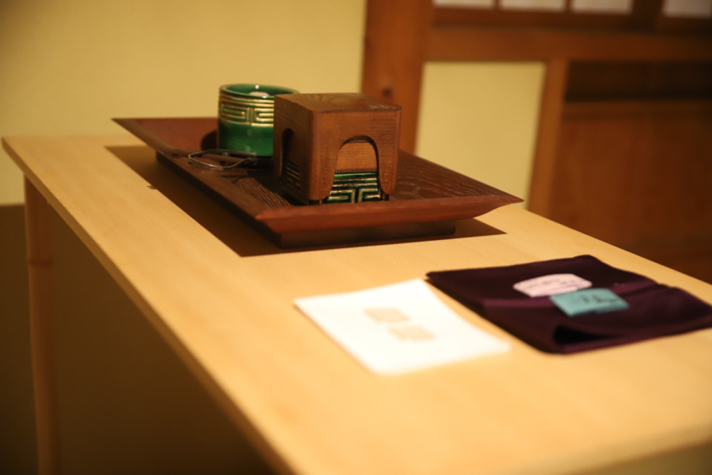 奈良　nara 三五夜　さんごや　三五屋　茶会　茶事　茶室　隠れ家　にじり口　炭　炉　お茶　茶道　濃茶　薄茶　続き薄　灰　　椿　ツバキ　令和二年　R奈良駅　駅前　月釜　徒歩圏内　奈良県　奈良市　三網田　珠光茶会　茶の湯　イベント　月釜　聞香　香　香道　香道具　香点前　七事式　一ちゅう聞　一炷聞　沈香　伽羅　真南蛮　寸聞多羅　白檀　ニューカレドニア　香水　香木　冬　冬の奈良　奈良の見どころ　村田珠光　趣向　