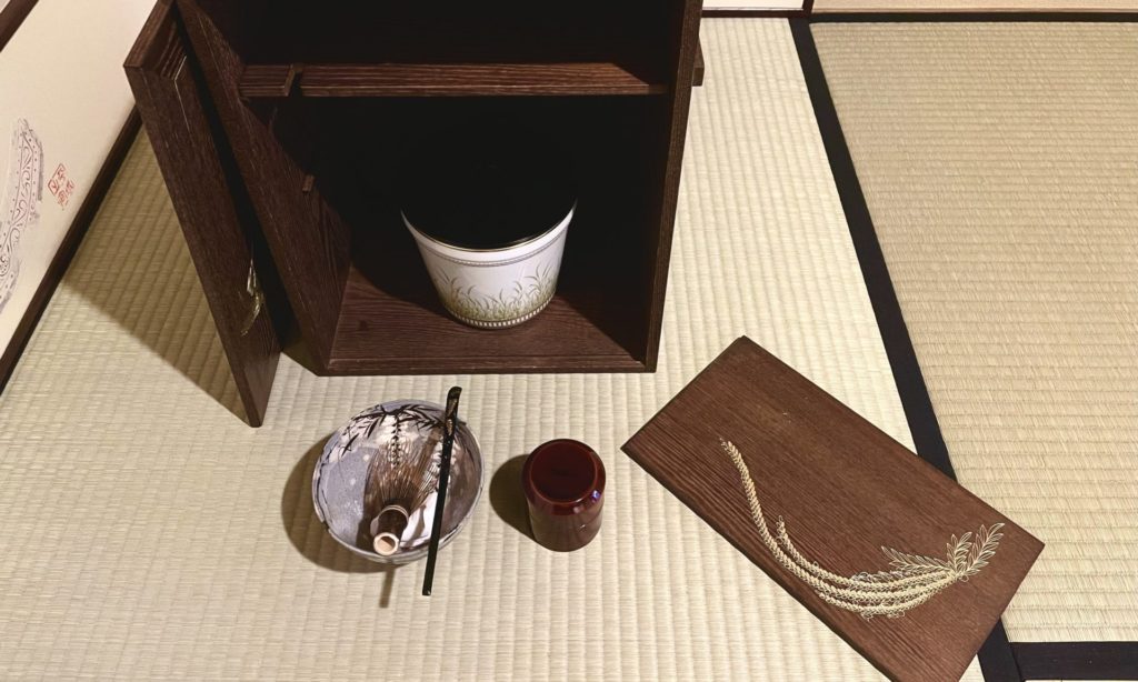 奈良 なら nara 三五夜 三五屋 さんごや sangoya 隠れ家 サロン 茶の湯 茶道 煎茶道 煎茶道体験 煎茶道教室 教室 和の稽古 お稽古 習い事 茶会 月釜 濃茶 各服点て 薄茶 上生菓子 干菓子 和菓子 ほっこり のんびり 奈良の秘密スポット JR奈良 奈良駅 旧奈良駅駅舎 駅前 駅近 徒歩2分 徒歩圏内 古民家 古民家リノベーション 改装 和室 大正レトロ レトロモダン 料亭 茶室 にじり口 小間 広間 座敷 茶事 表千家茶道 表千家茶道教室 古典 奈良市三条町 伝統 茶道具 アフターコロナ 感染予防対策 ワクチン接種済 ワクチン接種証明 炉 炉終い 奈良の春 濃茶 侘び寂び 侘茶 わび 奈良の旅 2022年 夘月 奈良観光 春の奈良 趣向 設え 少人数 個室 予約制 宇治茶 高級抹茶 石賀直之 切り絵 切り絵作家 芸術 アーティスト 旅箪笥 透木釜 藤 フジ 藤の花 野点 奧山永見古 万葉創作画 万葉集 大伴四綱 藤波の花は盛りになりにけり 平城の京を思ほすや君 大宰府 大伴旅人 令和 写真家 奈良名所