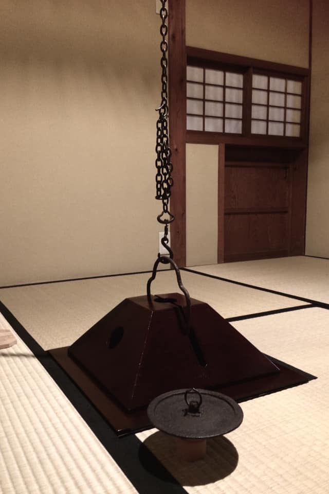 奈良 なら nara 三五夜 三五屋 さんごや 隠れ家 茶室 茶道 茶の湯 お茶 月釜 茶会 炉 釣釜 朝鮮風炉 畠春斎 雲龍釜 灰 茶家 灰仕舞い 炉仕舞い 灰の作り方 茶道教室 表千家 教室 煎茶道 煎茶道体験 煎茶体験 玉露 灰匙 助炭 焦げ縁 溜塗 桐 炉壇 三条町 JR奈良 近鉄奈良 徒歩2分 徒歩圏内 少人数 事前予約 完全予約制 プライベートサロン 個室使用 スペース貸し 和の空間 レンタルスペース スタジオ 撮影 写真 カメラ 撮影 三網田