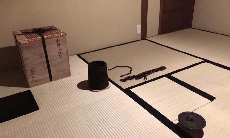 奈良　なら　nara　三五夜　三五屋　さんごや　隠れ家　茶室　茶道　茶の湯　お茶　月釜　茶会　炉　釣釜　朝鮮風炉　畠春斎　雲龍釜　灰　茶家　灰仕舞い　炉仕舞い　灰の作り方　茶道教室　表千家　教室　煎茶道　煎茶道体験　煎茶体験　玉露　灰匙　助炭　焦げ縁　溜塗　桐　炉壇　三条町　JR奈良　近鉄奈良　徒歩2分　徒歩圏内　少人数　事前予約　完全予約制　プライベートサロン　個室使用　スペース貸し　和の空間　レンタルスペース　スタジオ　撮影　写真　カメラ　撮影　三網田