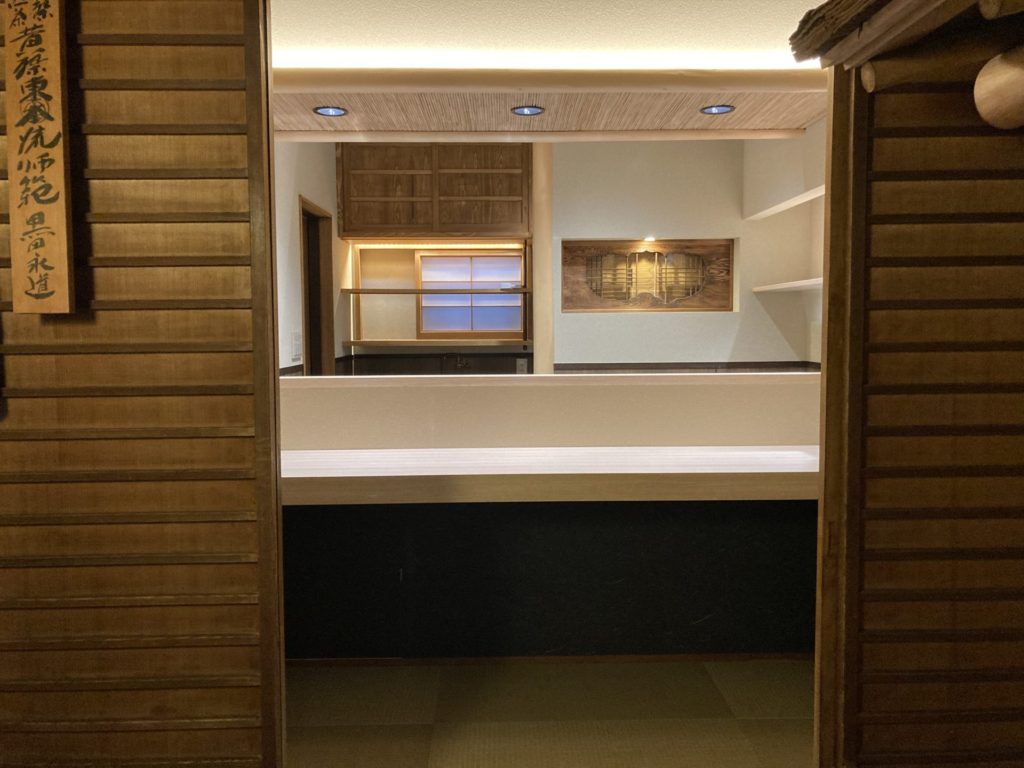 奈良　なら　nara 奈良市　奈良駅　JR奈良　駅前　駅近　徒歩2分　三条町　三五夜　さんごや　sangoya　古民家　日本家屋　茶室　茶道　茶の湯　月釜　三五夜月釜　茶会　華道　華道教室　いけばな　生花　いけ花 カフェ　茶房　厨房　レンタルキッチン　シェアキッチン　出張料理人　フリーランス　料理人　バーテンダー　パティシエ　募集中　人材募集　見学　下見　レンタル茶室　カウンター　堂後茶道教室　堂後宗邑　表千家　表千家茶道教室　茶事教室　茶事稽古　茶道具　　初座　後座　中立　銅鑼　小間　蹲　後炭　濃茶　薄茶　一保堂　丸久小山園　抹茶　煎茶　奈良観光　奈良の隠れ家　紅茶　紅茶会　ダージリン　ダージリンファーストフラッシュ　ファーストフラッシュ　松村昌也　マリアージュフレール　バスクチーズケーキ　チーズケーキ　萬林堂　パン教室　moriya 信楽　高橋楽斎　水指　朝鮮風炉　畑春斎　中棗　棗の濃茶　点前　仕覆　与謝野晶子　みだれ髪　その子二十歳　櫛に流るる黒髪の　奢りの春の　美しきかな　笹百合　ささゆり　ササユリ　ユキノシタ　ゆきのした　率川神社　ゆり祭り　大神神社　白桜忌　堺　湊焼　太田湊楽　黒楽　茶碗