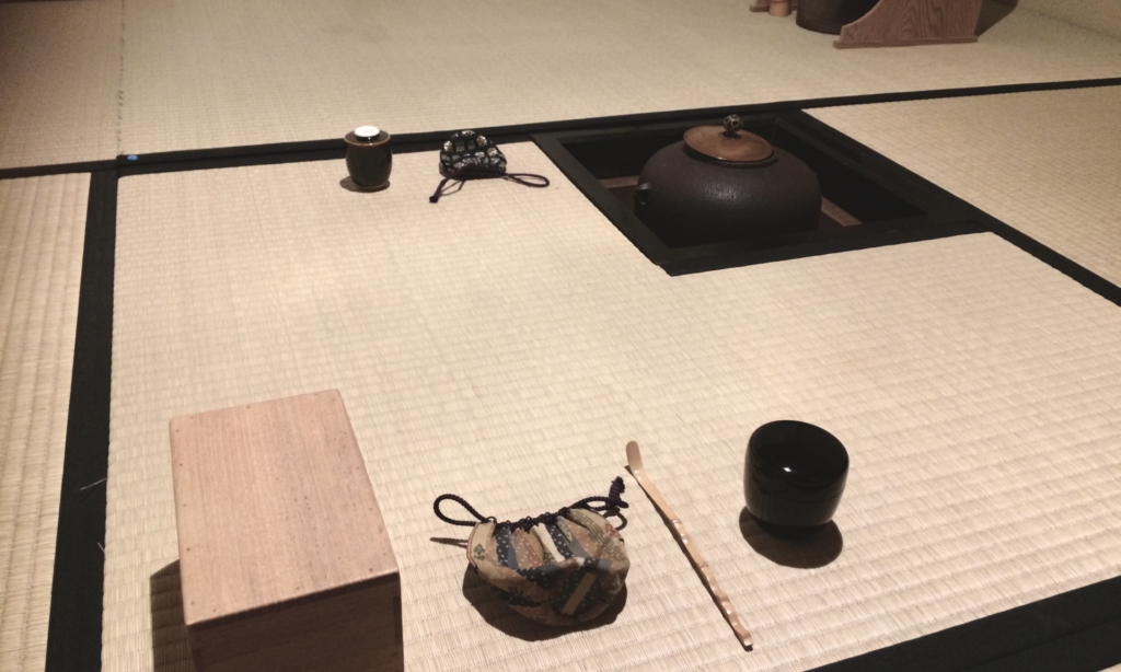 奈良 nara 三五夜 隠れ家 茶室 茶道教室 表千家 表千家茶道教室 奈良県 奈良市 JR奈良駅 徒歩2分 駅前 駅近 交通便利 お稽古 習い事 堂後宗邑 月釜 茶会 少人数制 月一回 月一 プレミアム 茶の湯 水屋 水屋稽古 作法 丁寧 マンツーマン 本格的 詳しい 男性教授 和の作法 伝統 和の稽古 水屋 水屋準備 炉 炭の扱い 五徳の据え方 五徳 水屋の作法 三網田 茶通箱 茶事 真塗中棗 濃茶 相伝物 免状 お点前 客の作法 仕覆 茶入れ