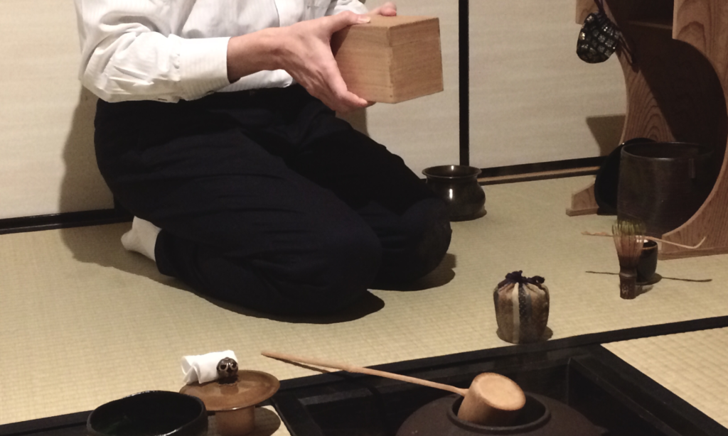 奈良 nara 三五夜 隠れ家 茶室 茶道教室 表千家 表千家茶道教室 奈良県 奈良市 JR奈良駅 徒歩2分 駅前 駅近 交通便利 お稽古 習い事 堂後宗邑 月釜 茶会 少人数制 月一回 月一 プレミアム 茶の湯 水屋 水屋稽古 作法 丁寧 マンツーマン 本格的 詳しい 男性教授 和の作法 伝統 和の稽古 水屋 水屋準備 炉 炭の扱い 五徳の据え方 五徳 水屋の作法 三網田 茶通箱 茶事 真塗中棗 濃茶 相伝物 免状 お点前 客の作法 仕覆 茶入れ