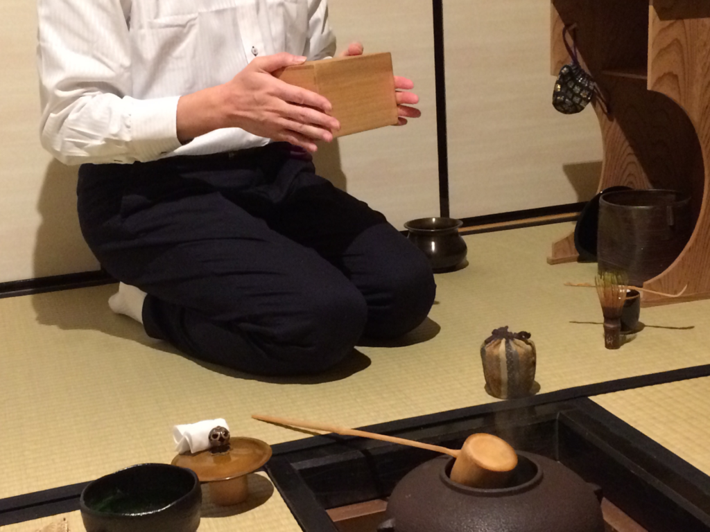 奈良 nara 三五夜 隠れ家 茶室 茶道教室 表千家 表千家茶道教室 奈良県 奈良市 JR奈良駅 徒歩2分 駅前 駅近 交通便利 お稽古 習い事 堂後宗邑 月釜 茶会 少人数制 月一回 月一 プレミアム 茶の湯 水屋 水屋稽古 作法 丁寧 マンツーマン 本格的 詳しい 男性教授 和の作法 伝統 和の稽古 水屋 水屋準備 炉 炭の扱い 五徳の据え方 五徳 水屋の作法 三網田 茶通箱 茶事 真塗中棗 濃茶 相伝物 免状 お点前 客の作法 仕覆 茶入れ