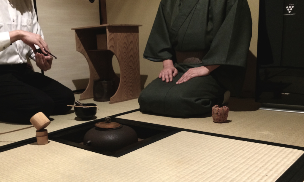 奈良 nara 三五夜 隠れ家 茶室 茶道教室 表千家 表千家茶道教室 奈良県 奈良市 JR奈良駅 徒歩2分 駅前 駅近 交通便利 お稽古 習い事 堂後宗邑 月釜 茶会 少人数制 月一回 月一 プレミアム 茶の湯 水屋 水屋稽古 作法 丁寧 マンツーマン 本格的 詳しい 男性教授 和の作法 伝統 和の稽古 水屋 水屋準備 炉 炭の扱い 五徳の据え方 五徳 水屋の作法 三網田 茶通箱 茶事 真塗中棗 濃茶 相伝物 免状 お点前 客の作法 仕覆 茶入れ
