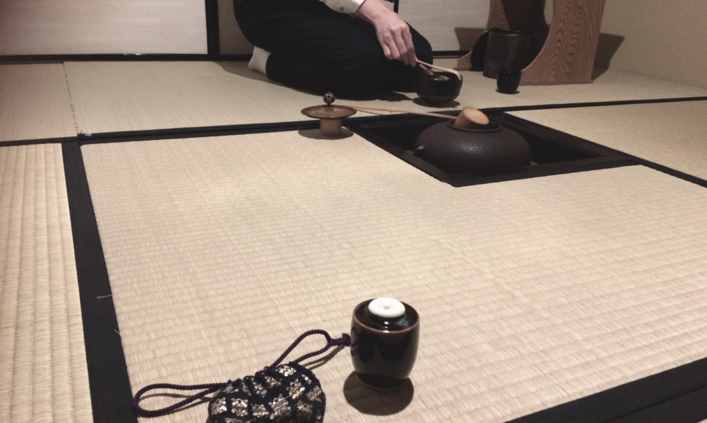 奈良 nara 三五夜 隠れ家 茶室 茶道教室 表千家 表千家茶道教室 奈良県 奈良市 JR奈良駅 徒歩2分 駅前 駅近 交通便利 お稽古 習い事 堂後宗邑 月釜 茶会 少人数制 月一回 月一 プレミアム 茶の湯 水屋 水屋稽古 作法 丁寧 マンツーマン 本格的 詳しい 男性教授 和の作法 伝統 和の稽古 水屋 水屋準備 炉 炭の扱い 五徳の据え方 五徳 水屋の作法 三網田 茶通箱 茶事 真塗中棗 濃茶 相伝物 免状 お点前 客の作法 仕覆 茶入れ