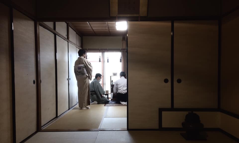 奈良 nara なら 三五夜 三五屋 さんごや 隠れ家 茶室 茶会 月釜 茶道 茶道教室 教室 表千家 表千家茶道教室 茶の湯 習い事 お稽古 いけばな いけばな教室 生け花 華道教室 華道 山村御流 円照寺 花は野にあるように 日進月歩 西園寺公望 住友春翠 扁額 日月 水屋 水屋稽古 風炉 朝鮮風炉 畠春斎 釜師 高取焼 JR奈良駅前 駅前 近鉄奈良 徒歩圏内 徒歩2分 三網田 濃茶 薄茶 各服点 堂後宗邑 小山佳節