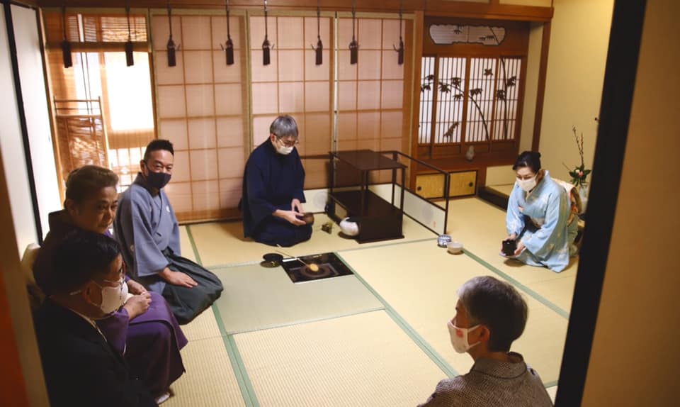 初釜 新年 新年会 奈良 茶道 体験 nara 三五夜 さんごや 三五屋 茶会 茶室 隠れ家 にじり口 炭 炉 掛軸 椿 ツバキ 茶道具 JR奈良駅 駅前 月釜 徒歩圏内 奈良県 奈良市 三網田 濃茶 薄茶 茶花 生花 待合 古橋尚 待合掛物 紫野洋道和尚 お多福の絵 賛 福寿喜多留 本席掛物 而妙斎筆懐紙 春風入寿盃 共箱 花入 真葛焼 龍耳付 尋牛斎結婚の折好 即中斎 花 香合 牛車 古橋尚 釜 政所姥口 春斎 炉縁 海松蒔絵 表朔 風炉先 南都 古瓦 拓本 腰 紹鴎棚 水指 萩 捻梅 而妙斎 坂倉新兵衛 茶入 膳所焼 銘 仙洞 大亀和尚 袋 イアルの牛 ひめゆり仕立(本年新調) 茶碗 即中斎好 黒赤嶋台一双 出帛紗 コプト 花盃文 薄茶器 柳蒔絵 平棗 而妙斎 茶碗 筒茶碗 玄鶴 無適斎 陶山 朝日焼 さゞれ石 即中斎 七十三世光斉 染付 十牛の図 徳泉 茶杓 興福院 徳明尼 神詣 共筒箱 建水 唐金 ヱフゴ形 蓋置 真葛焼 青交趾 三ッ人形 尋牛斎 菓子器 眞塗 縁高 菓子 福梅 萬林堂 干菓子器 輪花盆 即中斎 柳庵 干菓子 濃茶 雲鶴 丸久小山園 薄茶 又玄 丸久小山園 炭点前 炭台 表千家 教室 茶道教室 駅前 表千家茶道教室 奈良県 奈良市
点心席 つる由 和食 懐石料理
盃 日本酒 酒 堂後宗邑 堂後茶道教室