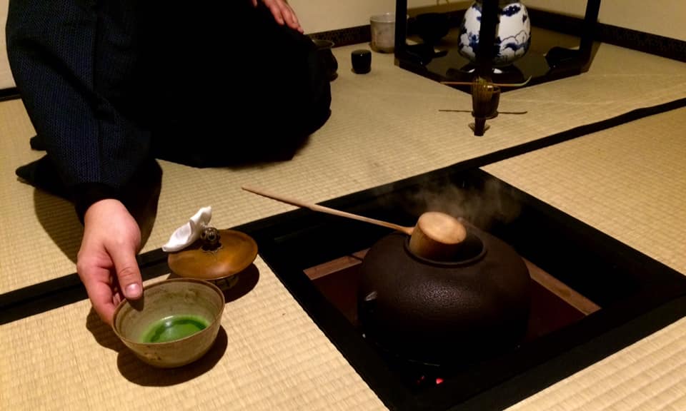 奈良 なら nara 奈良市 三五夜 三五屋 さんごや sangoya 茶室 にじり口 根引き松 門松 松 茶道 茶の湯 煎茶道 お茶 月釜 茶会 濃茶 薄茶 除夜釜 年越し蕎麦 年越しそば 蕎麦 年末年始 イベント 煎茶道体験 煎茶体験 茶道教室 表千家 教室 お稽古 習い事 骨董 古美術 骨董店 古美術店 jr奈良 駅前 徒歩2分 JR奈良駅 近鉄奈良 徒歩圏内 三条通り 正月 迎春 結び柳 柳 茶花 シシガシラ 大白玉 ツバキ 椿 上生菓子 干菓子 炉 風炉 高麗卓 利休型小棗 茶道具 煎茶道具 小売店 完全予約制 事前予約制 予約制 個室 コロナ対策 床の間 日本家屋 古民家 正月 令和三年