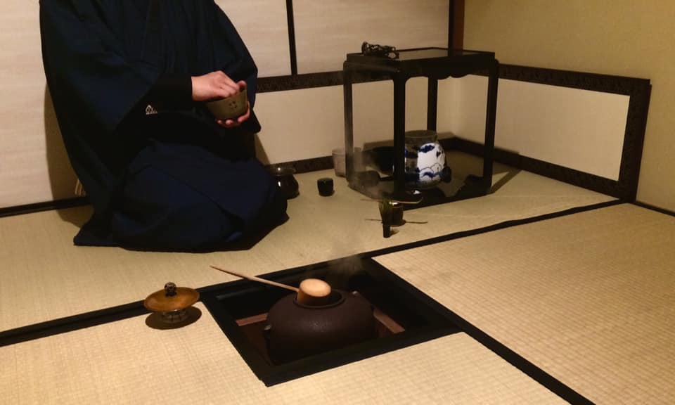 奈良 なら nara 奈良市 三五夜 三五屋 さんごや sangoya 茶室 にじり口 根引き松 門松 松 茶道 茶の湯 煎茶道 お茶 月釜 茶会 濃茶 薄茶 除夜釜 年越し蕎麦 年越しそば 蕎麦 年末年始 イベント 煎茶道体験 煎茶体験 茶道教室 表千家 教室 お稽古 習い事 骨董 古美術 骨董店 古美術店 jr奈良 駅前 徒歩2分 JR奈良駅 近鉄奈良 徒歩圏内 三条通り 正月 迎春 結び柳 柳 茶花 シシガシラ 大白玉 ツバキ 椿 上生菓子 干菓子 炉 風炉 高麗卓 利休型小棗 茶道具 煎茶道具 小売店 完全予約制 事前予約制 予約制 個室 コロナ対策 床の間 日本家屋 古民家 正月 令和三年