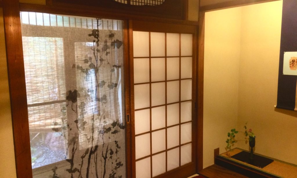 奈良 なら nara 三五夜 さんごや 三五屋 さんご 隠れ家 茶室 古民家 日本建築 茶道 茶の湯 煎茶道 煎茶 お茶 紅茶 白茶 サロン 中国茶 教室 茶道教室 華道教室 雅楽 雅楽教室 習い事 お稽古 カルチャーセンター jJR奈良 駅前 近鉄奈良 徒歩圏内 駅近 徒歩2分 三網田 三条通り 瑠璃菓 生琥珀 琥珀 こはく 生こはく 和菓子 菓子 干菓子 抹茶 シャンパン きれい ガラス ガラス作家 石井佳鶴子 いしいかづこ コラボイベント イベント カタチ研究所 イマタニタカコ 書家 書道家 水墨画 蚊帳 にじり口 少人数制 事前予約制 個室 完全予約制 お一人様OK 煎茶体験 煎茶道体験 夏の奈良 夜の奈良 観光 伝統文化 日本文化