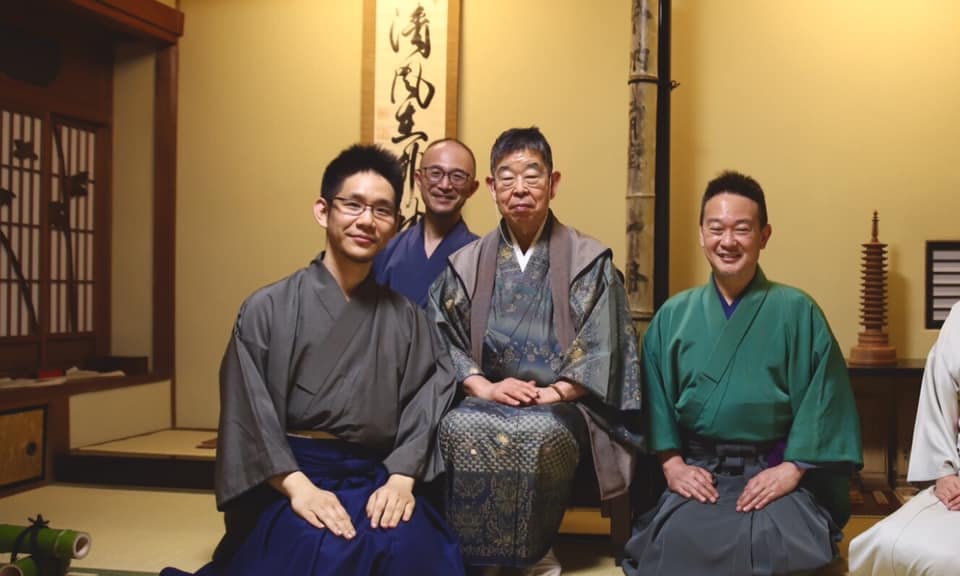 完全予約制 事前予約制 予約制 小寄せ茶会 個室 表千家 裏千家 諸流派 お茶仲間 着物 サロン 奈良 茶道 体験 nara 三五夜 さんごや 三五屋 茶会 茶室 隠れ家 にじり口 待合
月釜 茶会 茶道 茶の湯 お茶 濃茶 薄茶 各服点て 二月堂 お水取り 修二会 東大寺 御香水 香煎 和菓子 上生菓子 萬々堂 萬々堂通則 ぶと饅頭 奈良銘菓 老舗 千代の舎竹村 藤巴 黒田家 家紋 春日大社 春の奈良 奈良観光 秘密 教えたくない ほっこり お茶体験
春日神苑ノ図 土屋嶺雪筆 天朱春日八足卓ニ万歳楽一刀彫乗セテ 哲園作 春日臺ニ雲土器乗セテ 尾西楽斎作 香煎 二月堂御香水 本席 床 圓照寺門跡 伏見宮文秀女王筆 清風在竹林 香合 布袋 了入作 堀内家五代 不識斎在判箱 正倉院鳳凰紋帛紗敷テ 友湖作 花 季のもの 花入 無限斎好珠光青磁 天猫 炉縁 三代昭楽作 違棚 十万塔 東大寺大仏殿裏老桜ヲ以テ 水嶺作 青竹結界 釜 天猫梅菊地紋 大西極 炉縁 菊桐ニ四君子蒔絵 宗悦作 棚 春日杉材 寧楽川崎鳳嶽作 水指 古赤膚 鵬雲斎大宗匠箱 濃茶 茶入 瀬戸 銘寿老 鵬雲斎大宗匠箱 袋 有栖川裂 薄茶器 青貝入笹蒔絵大棗 堀内家十二代 兼中斎箱 幸比古作 茶杓 二月堂内陣古材ヲ以テ 東大寺晋海和尚箱 銘 光明 法華寺門跡久我高照 筒 外箱 坂本曲斎作 茶杓 正倉院模様象牙撥鏤 吉田文之作 濃茶碗 黒 銘 老松 旦入作 淡々斎箱 替 大樋黒 鵬雲斎大宗匠箱 年朗作 替 吉向黒 銘 横雲 堀内家十二代 兼中斎箱 蓋置 大黒 桂楽作 建水 インド毛織 菓子器 春日大社 雲土器 菓子 生ぶと饅頭 萬々堂通則製 薄茶 薄茶器 青貝入笹蒔絵大棗 堀内家十二代 兼中斎箱 幸比古作 替茶器 根来薬壷 本田正人作 茶杓 正倉院模様象牙撥鏤 吉田文之作 茶碗 志野写 惺入作 淡々斎箱 替 中宮寺門跡日野西光尊自筆賛 松ノ絵 徳泉造 替 松ニ車軸ノ絵 桐山造 鵬雲斎大宗匠箱 建水 根来 銘 福 西大寺実道和尚箱 干菓子器 藤原時代式 春日高杯 青紫園作 替 淡々斎好 笹蔓蒔絵台代盤 葵春作 干菓子 春日御紋菓 藤巴 千代の舎竹村製 莨盆 東大寺大仏殿初代拝観料箱 火入 薬師寺長老橋本凝胤好 聞香炉 蓋ニ慶雲ノ字在リ 尾西楽斎作 濃茶 九重の昔 辻利詰 薄茶 又玄 丸久小山園詰 香 梅が香 鳩居堂 JR奈良 駅前 徒歩2分 三条通り 三条町 三網田 書院 書院の茶 広間 座敷 古民家 尾西楽斎 赤膚焼 春日御土器師 春日社 神選 根来塗 丸盆 煎茶茶碗 茶碗 堂後宗邑 堂後茶道教室 大西宗伸 着物男子 着物男子 袴 茶道男子 男子茶道 茶の湯 男性 汕頭 刺繍 スワトウ 刺繍 貸し茶室 水屋 茶道具 骨董 古道具 アンティーク 茶道具店 骨董店 こっとうや 茶道具店 アンティークショップ