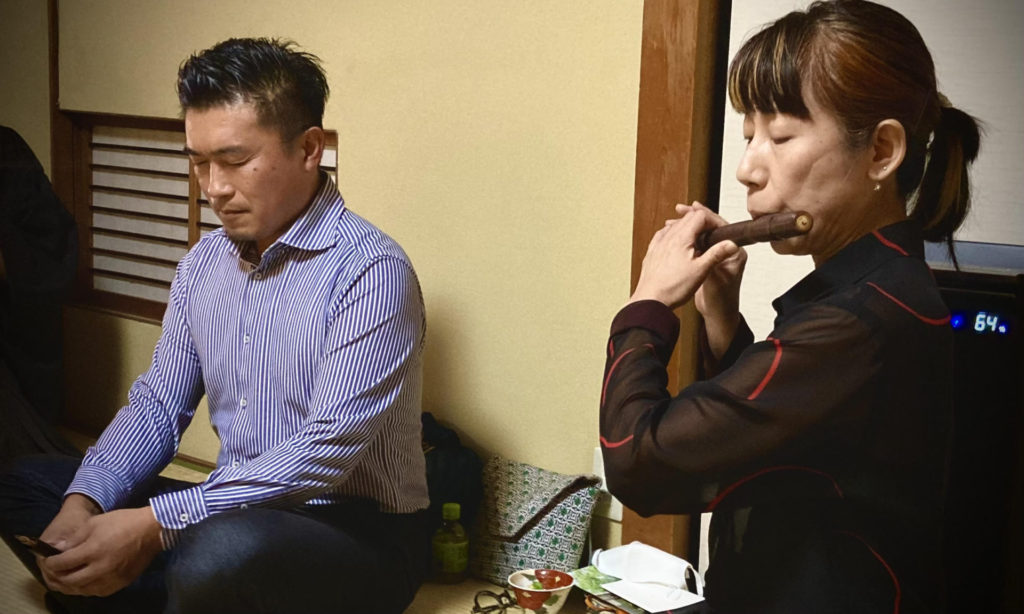 奈良 なら nara 三五夜 三五屋 さんごや sangoya 隠れ家 サロン 茶の湯 茶道 煎茶道 煎茶道体験 煎茶道教室 教室 和の稽古 お稽古 習い事 茶会 月釜 濃茶 各服点て 薄茶 上生菓子 干菓子 和菓子 ほっこり のんびり 奈良の秘密スポット JR奈良 奈良駅 旧奈良駅駅舎 駅前 駅近 徒歩2分 徒歩圏内 古民家 古民家リノベーション 改装 和室 大正レトロ レトロモダン 料亭 茶室 にじり口 小間 広間 座敷 茶事 表千家茶道 表千家茶道教室 古典 奈良市三条町 伝統 茶道具 アフターコロナ 感染予防対策 ワクチンパスポート ワクチン接種済 ワクチン接種証明 香会 雅楽 個別レッスン 初心者歓迎 呼び継ぎ 蓋置 水指 瀬戸焼 蕎麦手 炭壺 火消し壺 仕覆 即中斎 即中斎好み 大板 小間 和服 着物 袴 白洲正子 白洲次郎 水晶 古橋尚 長江惣吉 曜変天目 国宝 古筆 古陶磁 陶芸家 加藤春鼎 石 古美術収集家 古美術愛好家 名古屋 手紙 白洲正子によせて 鶴屋八幡 曙会 特別茶会 萬々堂道則 糊こぼし 和菓子 薯蕷饅頭 干菓子 やなぎのにわ京菓子店 江見智彦 三島葉子 フードコーディネーター 洋菓子 春鶯囀 篳篥 竜笛 奈良新聞社 奈良新聞 紙面掲載 記事 奈良市イベント情報 随筆家 道 山独活 ヤマウド 紫蘭 シラン 小川珊瑚鶴 華道家 菓子職人 樺山資紀