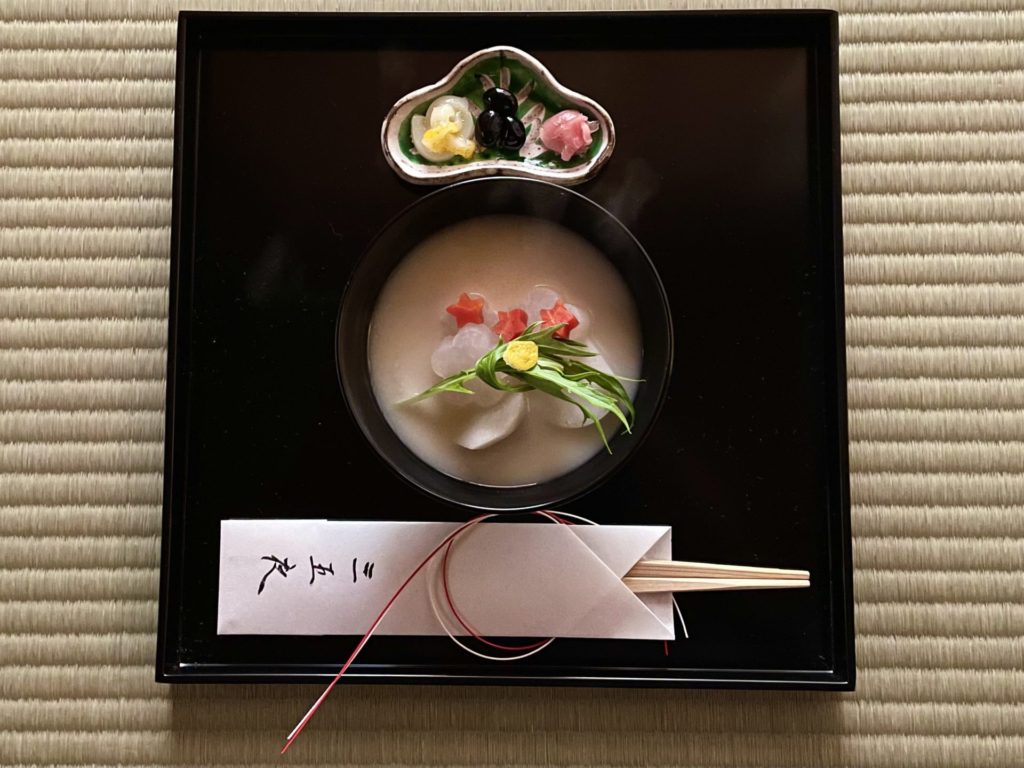 雑煮　白味噌　京風　初詣　壬寅　新年　令和四年　令和年5年　卯年　和室　茶室　にじり口　小間　小寄せ茶会　完全予約制　仕事納め　奈良　なら nara 　奈良市　奈良県　JR奈良　奈良駅　JR沿線　近鉄沿線　駅前　駅近　徒歩2分　古民家　隠れ家　三条通り　徒歩圏内　古都　教室　和の教室　お稽古　習い事　文化教室　和文化　和文化サロン　サロン　茶道教室　茶道　茶の湯　お茶　表千家　表千家茶道教室　週一回　マンツーマン　少人数　予約　予約制　個人レッスン　体験　茶事教室　お稽古茶事　　奈良市三条町　正月　初釜　　牧田旬加　出張料理人　出張料理　京料理　割烹　カウンター　懐石料理　膳　椀物　一献　