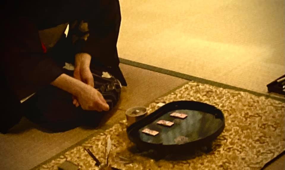 奈良　茶道　体験　nara 三五夜　さんごや　三五屋　茶会　茶室　隠れ家　にじり口　炭　風炉　掛軸　茶道具　JR奈良駅　駅前　月釜　徒歩圏内　奈良県　奈良市　三網田　濃茶　薄茶　続き薄　茶道具　茶道具販売　8月　葉月　八月　　広間　夏　観光　奈良新名所　奈良県　伝統文化　日本文化　少人数制　小寄せ　ゆったり　濃茶　薄茶　各服点て　上生菓子　干菓子　JR奈良駅　駅前　牧　人気　泉山御流　香道　お香　香会　志野流　御家流　沈香　香木　カルチャーセンター　源氏香　源氏物語　光る君へ　大河ドラマ　紫式部　光源氏　名香　蘭奢待