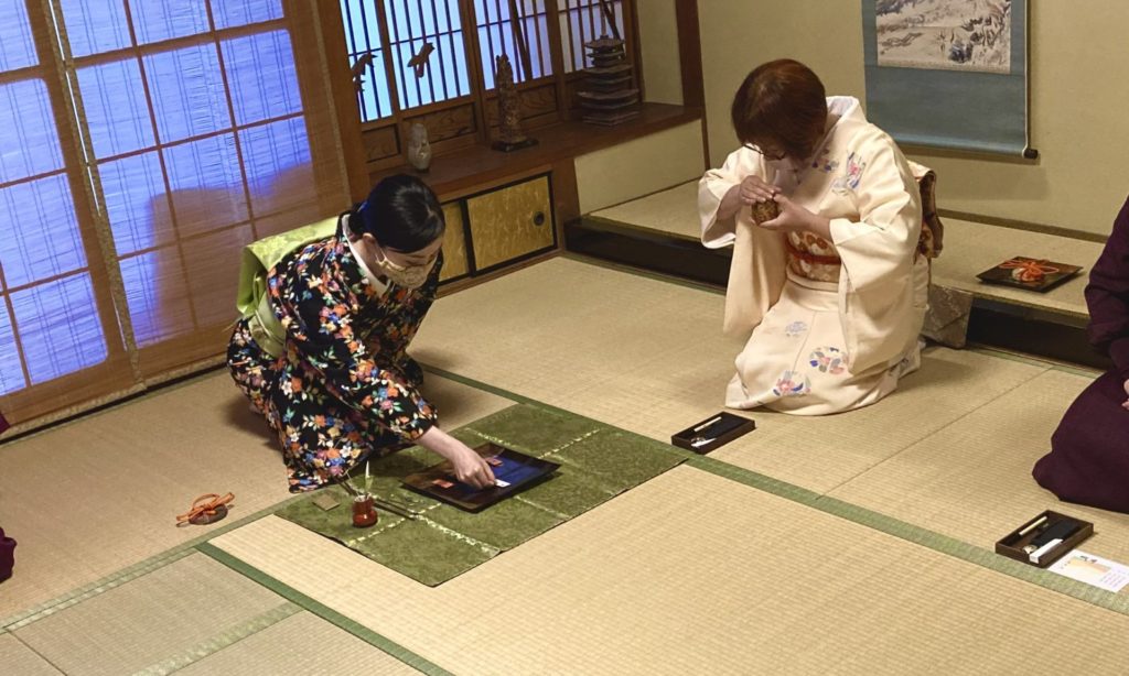 奈良 なら nara 三五夜 三五屋 さんごや sangoya 隠れ家 サロン 茶の湯 茶道 煎茶道 煎茶道体験 煎茶道教室 教室 和の稽古 お稽古 習い事 茶会 月釜 濃茶 各服点て 薄茶 上生菓子 干菓子 和菓子 ほっこり のんびり 奈良の秘密スポット JR奈良 奈良駅 旧奈良駅駅舎 駅前 駅近 徒歩2分 徒歩圏内 古民家 古民家リノベーション 改装 和室 大正レトロ レトロモダン 料亭 茶室 にじり口 小間 広間 座敷 茶事 表千家茶道 表千家茶道教室 切古典 奈良市三条町 伝統 茶道具 木槿 むくげ ムクゲ 宗旦木槿 アフターコロナ 感染予防対策 ワクチン接種済 ワクチン接種証明 泉山御流 香道 お香 組香 香 香会 沈香 名香六十一種 蘭奢待 東大寺 奈良 聖徳太子 松尾瑤香 泉涌寺 御寺 皇室菩提寺 秋恋香 鹿 奈良の秋 観光 伝統文化 古民家 ギャラリー 舒明天皇 万葉集 夕されば 夕さればおぐらの山に鳴く鹿は 今宵は鳴かずいねにけらしも 椿椿山 文人画 文人画家 香道具 蒔絵 鹿 香盆 文箱 短冊箱