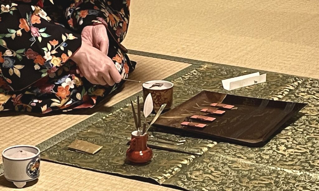 奈良　なら　nara　三五夜　三五屋　さんごや　sangoya　隠れ家　サロン　茶の湯　茶道　煎茶道　煎茶道体験　煎茶道教室　教室　和の稽古　お稽古　習い事　茶会　月釜　濃茶　各服点て　薄茶　上生菓子　干菓子　和菓子　ほっこり　のんびり　奈良の秘密スポット　JR奈良　奈良駅　旧奈良駅駅舎　駅前　駅近　徒歩2分　徒歩圏内　古民家　古民家リノベーション　改装　和室　大正レトロ　レトロモダン　料亭　茶室　にじり口　小間　広間　座敷　茶事　表千家茶道　表千家茶道教室　切古典　奈良市三条町　伝統　茶道具　木槿　むくげ　ムクゲ　宗旦木槿　アフターコロナ　感染予防対策　ワクチン接種済　ワクチン接種証明　泉山御流　香道　お香　組香　香　香会　沈香　名香六十一種　蘭奢待　東大寺　奈良　聖徳太子　松尾瑶香　泉涌寺　御寺　皇室菩提寺　秋恋香　鹿　奈良の秋　観光　伝統文化　古民家　ギャラリー　横山篤香　沈香　白檀　秋のイベント　奈良イベン