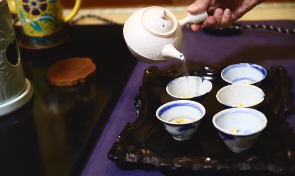 奈良 茶道 体験 nara 三五夜 さんごや 三五屋 茶会 茶室 隠れ家 にじり口 炭 炉 掛軸 椿 ツバキ 茶道具 JR奈良駅 駅前 月釜 徒歩圏内 奈良県 奈良市 三網田 濃茶 薄茶 続き薄 茶花 生花 待合 香煎 羽衣紅葉 英世 古橋 春日山 西王母 炉開 野点 菊屋 諸藤英世 堂本印象 日本画家 屏風 水屋屏風 和室 設え 屏風祭り 春夏秋冬 sangoya 本家菊屋 イロハモミジ 紅葉 枝ぶり 煎茶道具 煎茶道 香煎 柚子 柚子茶 柚子皮 蜂蜜 はちみつ 蜂蜜漬け 待合