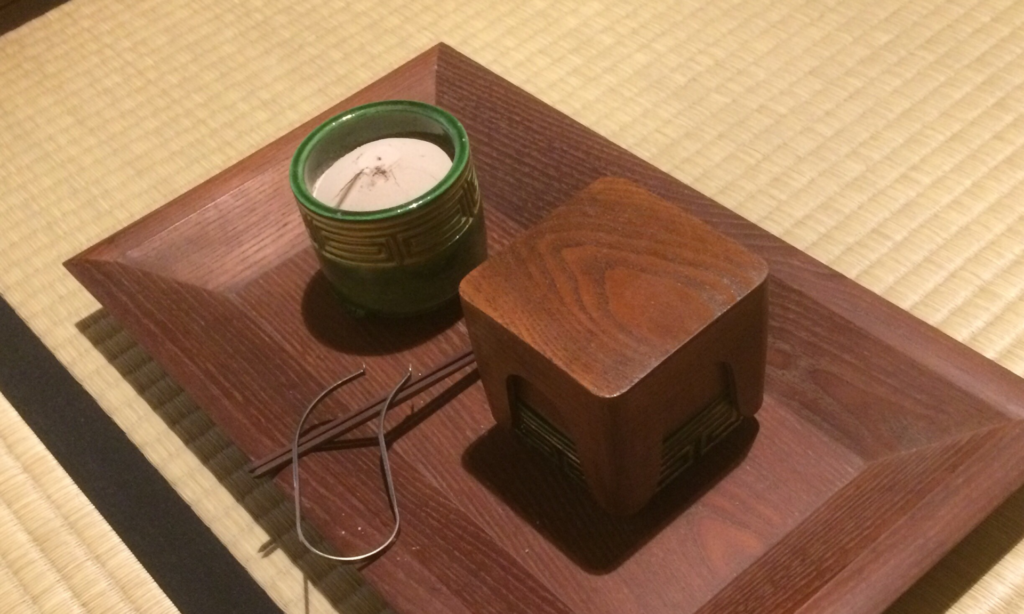 奈良 nara 三五夜 さんごや 三五屋 茶会 茶事 茶室 隠れ家 にじり口 炭 炉 お茶 茶道 濃茶 薄茶 続き薄 灰 椿 ツバキ 令和二年 R奈良駅 駅前 月釜 徒歩圏内 奈良県 奈良市 三網田 珠光茶会 茶の湯 イベント 月釜 聞香 香 香道 香道具 香点前 七事式 一ちゅう聞 一炷聞 沈香 伽羅 真南蛮 寸聞多羅 白檀 ニューカレドニア 香水 香木 冬 冬の奈良 奈良の見どころ 村田珠光 趣向