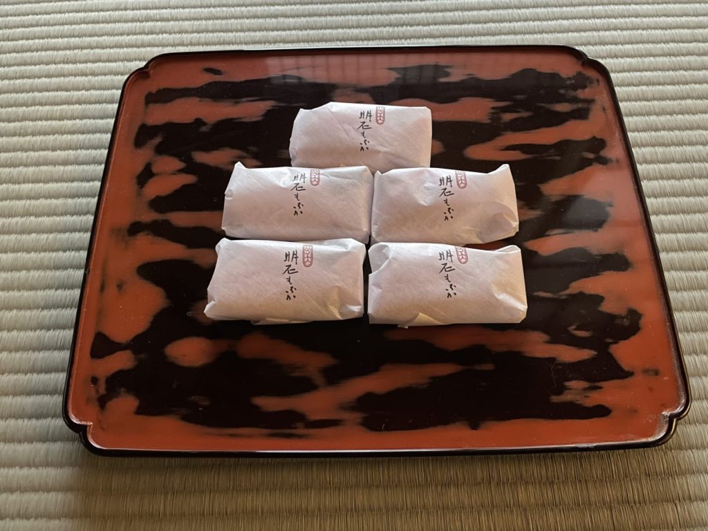 雑煮 白味噌 京風 初詣 壬寅 新年 令和四年 令和年4年 寅年 和室 茶室 にじり口 小間 小寄せ茶会 完全予約制 仕事納め 奈良 なら nara 奈良市 奈良県 JR奈良 奈良駅 JR沿線 近鉄沿線 駅前 駅近 徒歩2分 古民家 隠れ家 三条通り 徒歩圏内 古都 教室 和の教室 お稽古 習い事 文化教室 和文化 和文化サロン サロン 茶道教室 茶道 茶の湯 お茶 表千家 表千家茶道教室 いけばな 生け花 生花 華道 いけばな教室 生花教室 花は野にあるように 皇室 文秀女王 正月花 松 千両 スワエ ズワエ 梅 枝若松 万年青 オモト 葉組み 雅楽 雅楽教室 おけいこががく 鳳笙 笙 ひちりき 篳篥 龍笛 竜笛 宮内庁楽部 世界無形文化遺産 週一回 マンツーマン 少人数 予約 予約制 個人レッスン 体験 茶事教室 お稽古茶事 奈良市三条町 正月 初釜 台目棚 水指 即中斎 赤楽茶碗 佐々木松楽 乙御前 光悦 本阿弥光悦 青竹茶筅 山口茂 山口錠鉄 織部焼 耳付茶入 大福耳水指 尾西楽斎 奥田木白 珠光茶会 阿弥陀堂釜 木地炉縁 東大寺古材 青竹蓋置 聚光院 小野澤寛海 書付 銘 都鳥 閑隠席 古材 茶杓 鯛もなか 明石 藤江屋分大 最中 和菓子 手力盆 春日大社 根来塗