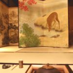 奈良 茶道 体験 nara 三五夜 さんごや 三五屋 茶会 茶室 隠れ家 にじり口 炭 炉 掛軸 椿 ツバキ 茶道具 JR奈良駅 駅前 月釜 徒歩圏内 奈良県 奈良市 三網田 濃茶 薄茶 続き薄 茶花 生花 待合 香煎　羽衣紅葉　英世　古橋　春日山　西王母　炉開　野点　菊屋　諸藤英世　堂本印象　日本画家　屏風　水屋屏風　和室　設え　屏風祭り　春夏秋冬　