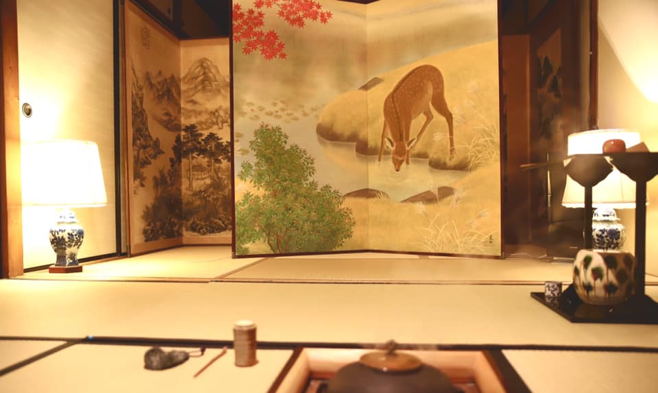 奈良 茶道 体験 nara 三五夜 さんごや 三五屋 茶会 茶室 隠れ家 にじり口 炭 炉 掛軸 椿 ツバキ 茶道具 JR奈良駅 駅前 月釜 徒歩圏内 奈良県 奈良市 三網田 濃茶 薄茶 続き薄 茶花 生花 待合 香煎　羽衣紅葉　英世　古橋　春日山　西王母　炉開　野点　菊屋　諸藤英世　堂本印象　日本画家　屏風　水屋屏風　和室　設え　屏風祭り　春夏秋冬　